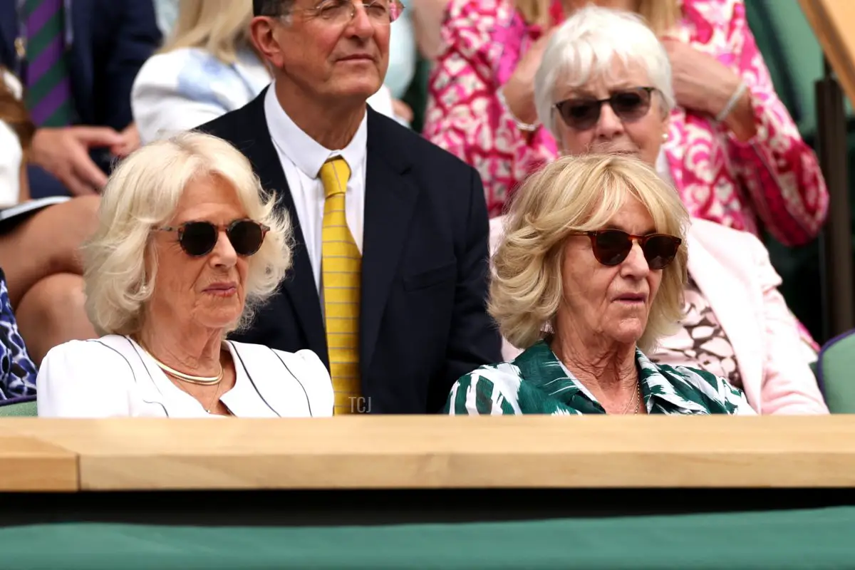 La Regina Camilla e sua sorella, Annabel Elliot, sono fotografate durante il decimo giorno dei Campionati di Wimbledon 2023 all'All England Lawn Tennis and Croquet Club il 12 luglio 2023 a Londra, Inghilterra (Patrick Smith/Getty Images)