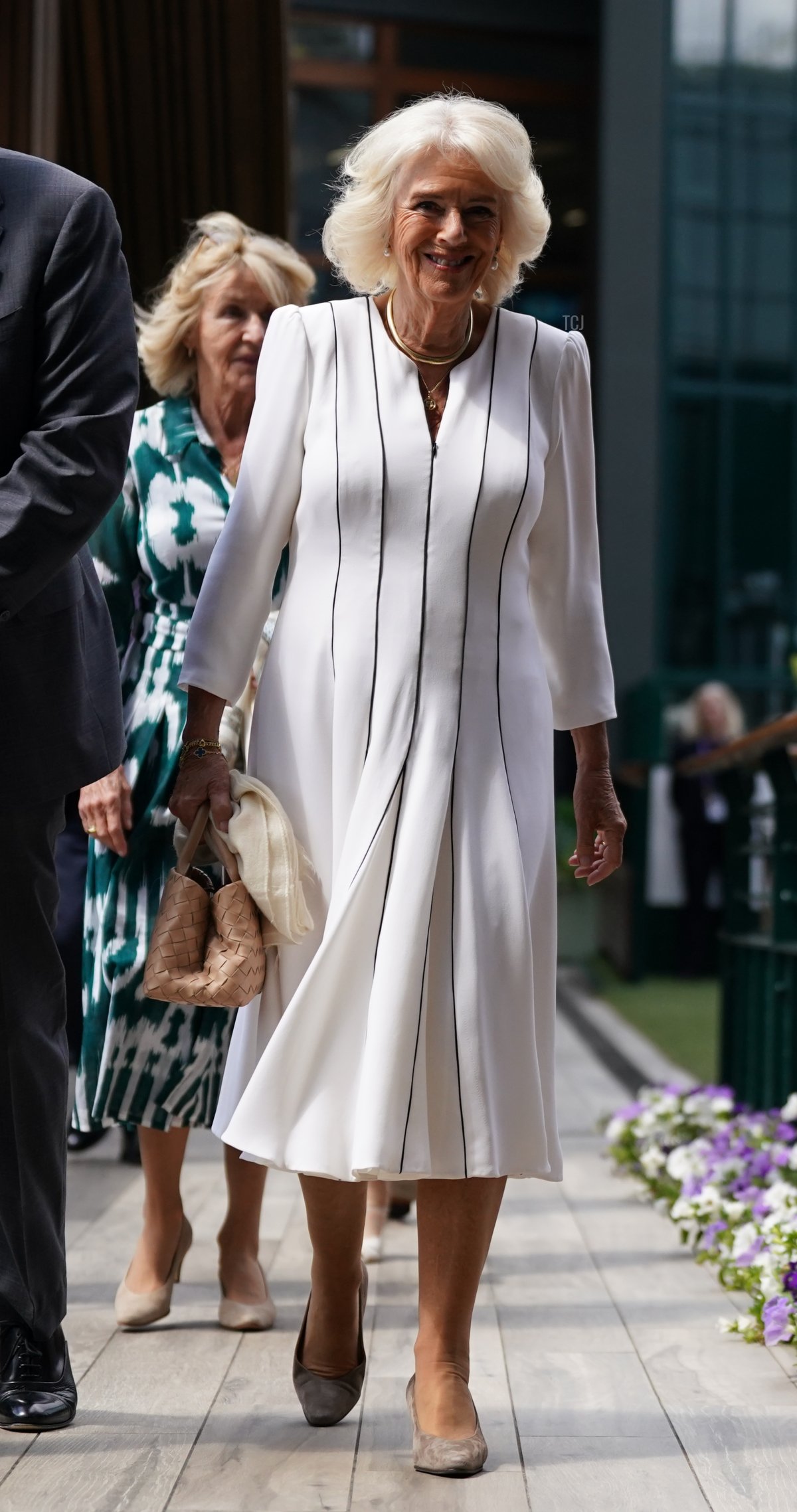 La Regina Camilla arriva per la sua visita nel decimo giorno dei Campionati di Wimbledon 2023 all'All England Lawn Tennis and Croquet Club il 12 luglio 2023 a Londra, Inghilterra (Victoria Jones - Pool/Getty Images)