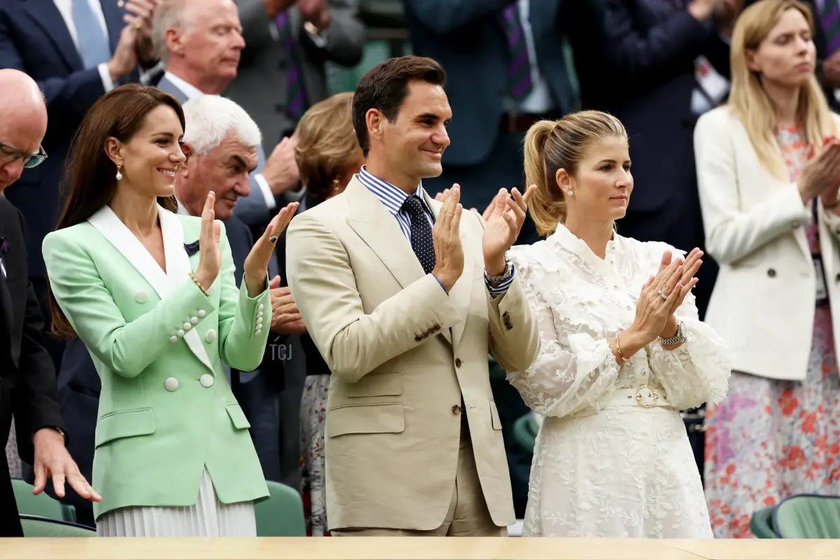 La Principessa di Galles è fotografata con Roger e Mirka Federer durante il secondo giorno dei Campionati di Wimbledon 2023 all'All England Lawn Tennis and Croquet Club il 4 luglio 2023 a Londra, Inghilterra (Clive Brunskill/Getty Images)