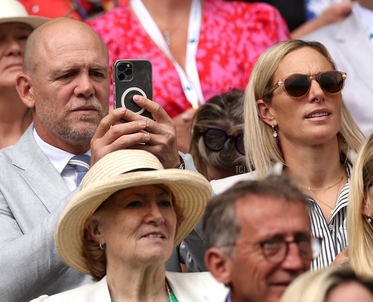 Mike e Zara Tindall sono fotografati durante il decimo giorno dei Campionati di Wimbledon 2023 all'All England Lawn Tennis and Croquet Club il 12 luglio 2023 a Londra, Inghilterra (Clive Brunskill/Getty Images)