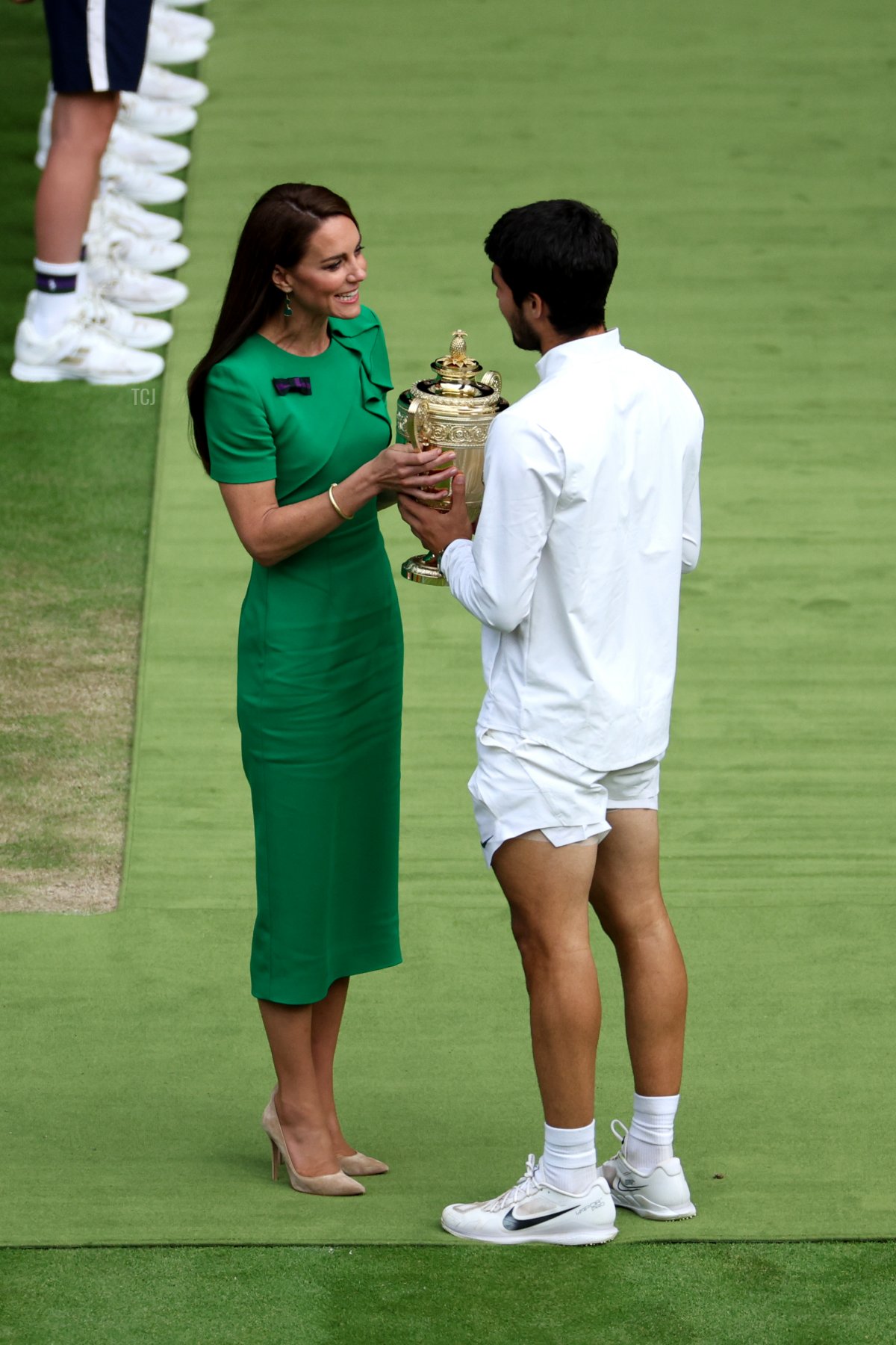 La Principessa di Galles presenta il trofeo del vincitore a Carlos Alcaraz di Spagna nel quattordicesimo giorno dei Campionati di Wimbledon 2023 all'All England Lawn Tennis and Croquet Club il 16 luglio 2023 a Londra, Inghilterra (Patrick Smith/Getty Images)