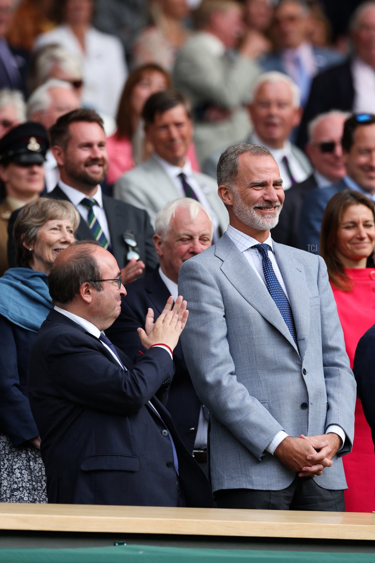 Il Re di Spagna, con Miquel Iceta, Ministro della Cultura e dello Sport della Spagna, partecipa al quattordicesimo giorno dei Campionati di tennis di Wimbledon all'All England Lawn Tennis and Croquet Club il 16 luglio 2023 a Londra, Inghilterra (ADRIAN DENNIS/AFP via Getty Images)