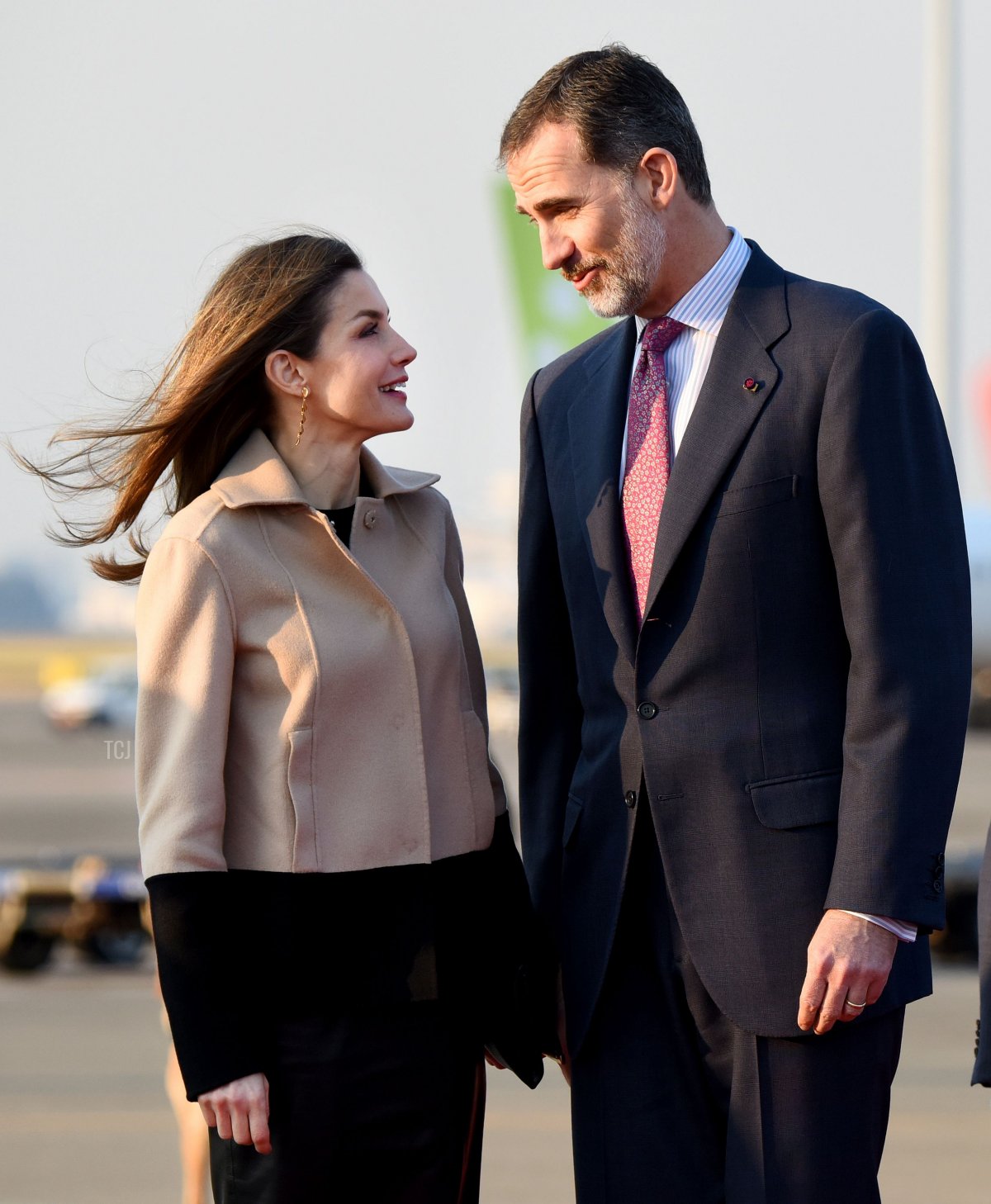 Il Re Felipe VI e la Regina Letizia di Spagna arrivano all'aeroporto Haneda di Tokyo il 4 aprile 2017 (TORU YAMANAKA/AFP via Getty Images)