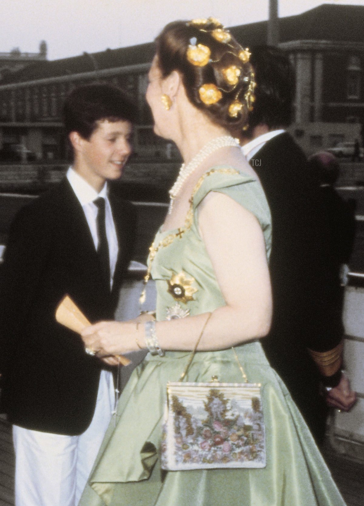 La regina Margherita II di Danimarca è ritrattata con il principe Henrik e il principe ereditario Frederik, 1990 (Interfoto/Alamy)