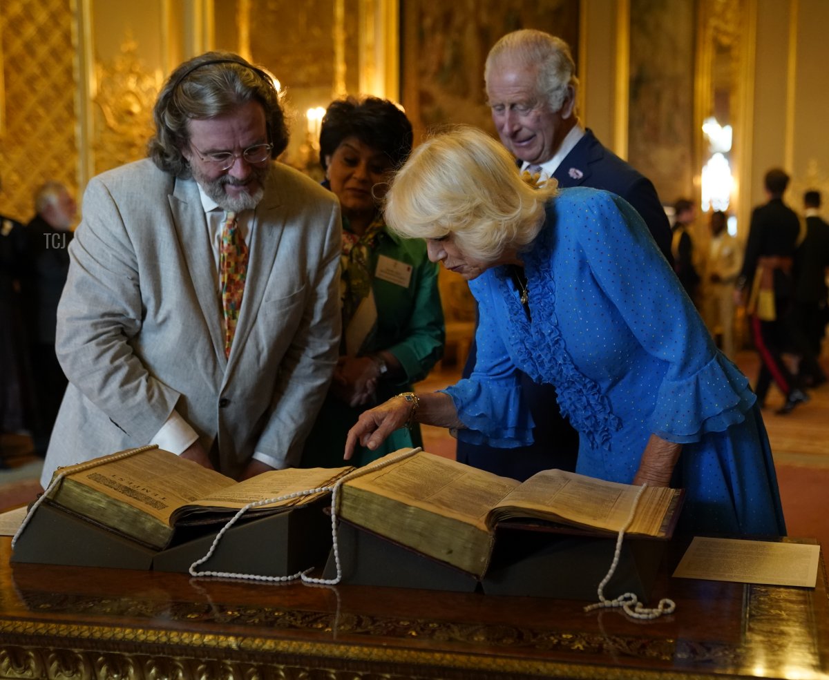 Re Carlo III e Regina Camilla mostrano un primo e un secondo folio delle opere di William Shakespeare da Gregory Doran, Direttore della Royal Shakespeare Company e Baronessa Vadera, Presidente della Royal Shakespeare Company durante una ricevimento al Castello di Windsor per celebrare il lavoro di William Shakespeare, nel 400° anniversario della pubblicazione del Primo Folio il 18 luglio 2023 (Andrew Matthews - Pool/Getty Images)