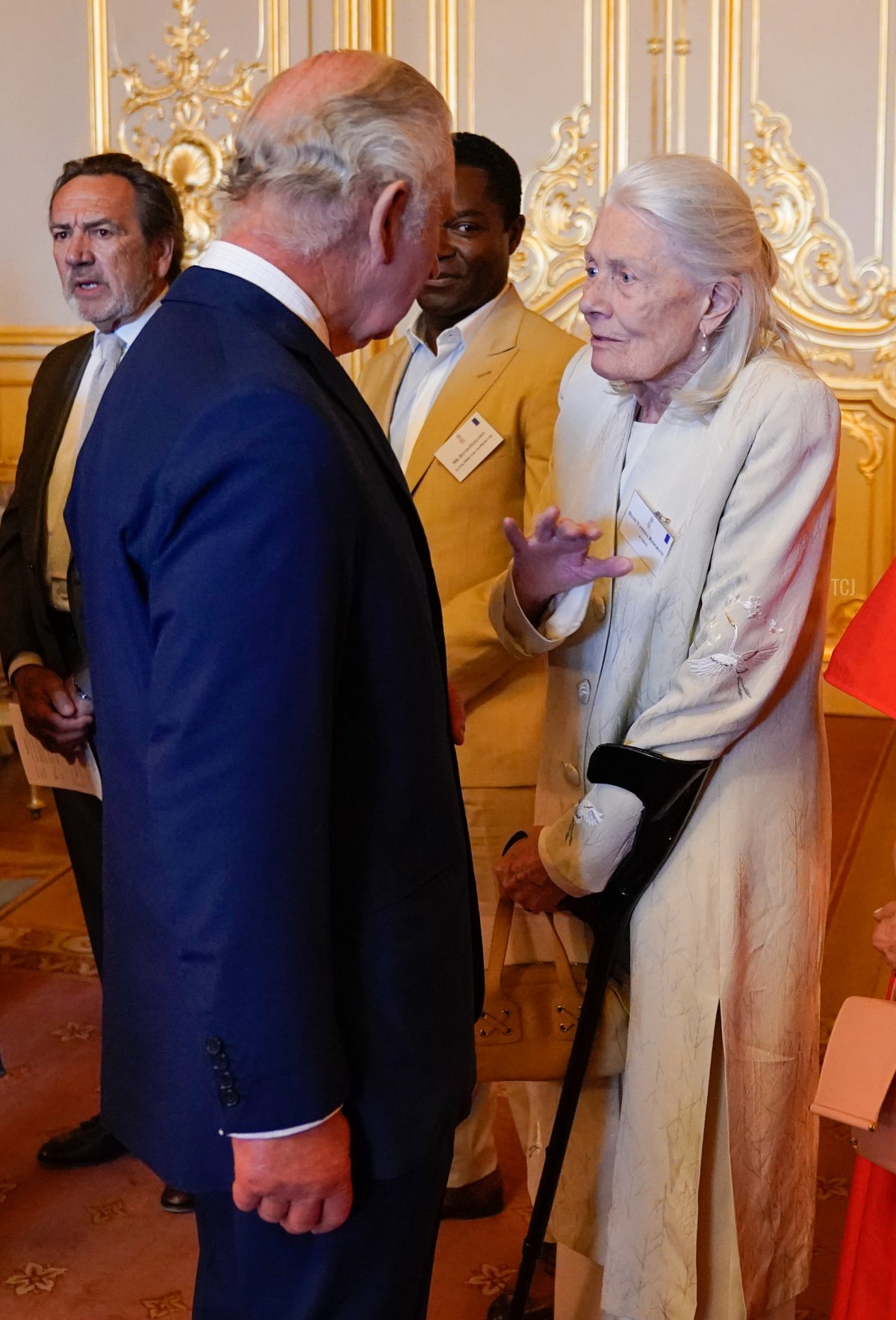 Re Carlo III parla con Dame Vanessa Redgrave durante una cena al Castello di Windsor per celebrare il lavoro di William Shakespeare, nel 400° anniversario della pubblicazione del Primo Folio il 18 luglio 2023 (Andrew Matthews - Pool/Getty Images)