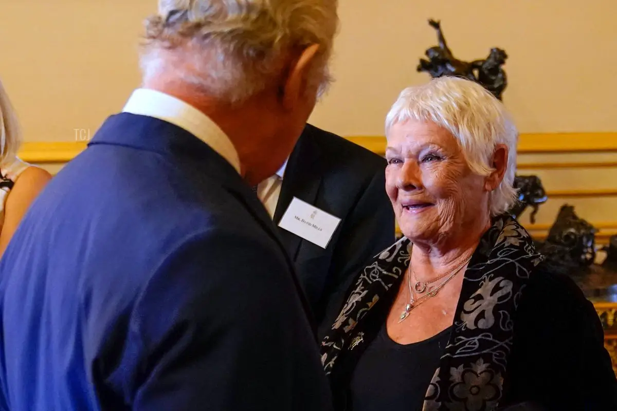 Re Carlo III parla con Dame Judi Dench durante una cena al Castello di Windsor per celebrare il lavoro di William Shakespeare, nel 400° anniversario della pubblicazione del Primo Folio il 18 luglio 2023 (Andrew Matthews - Pool/Getty Images)