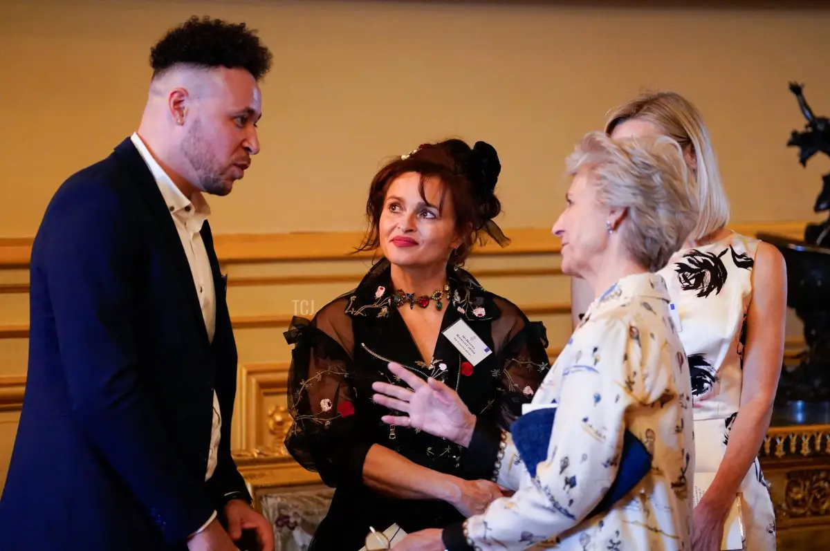 La Duchessa di Gloucester parla con Connor Allen e Helena Bonham Carter durante una cena al Castello di Windsor per celebrare il lavoro di William Shakespeare, nel 400° anniversario della pubblicazione del Primo Folio il 18 luglio 2023 (Andrew Matthews - Pool/Getty Images)