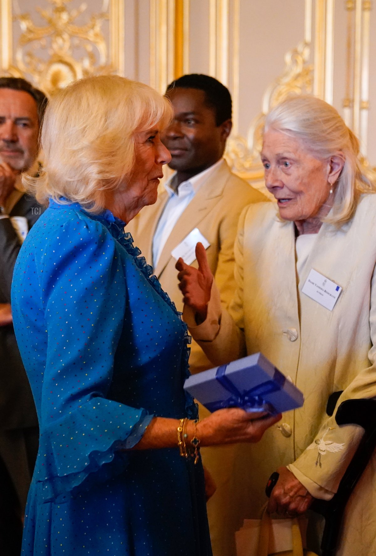 La Regina Camilla parla con Dame Vanessa Redgrave durante una cena al Castello di Windsor per celebrare il lavoro di William Shakespeare, nel 400° anniversario della pubblicazione del Primo Folio il 18 luglio 2023 (Andrew Matthews - Pool/Getty Images)