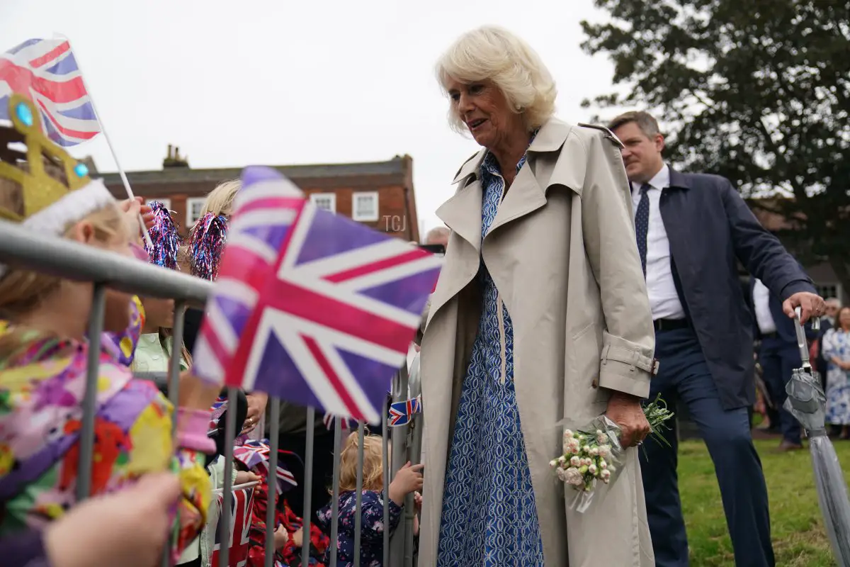 La regina Camilla visita il Redwings Horse Sanctuary presso la Anna Sewell House il 24 luglio 2023 a Great Yarmouth, Regno Unito (Jacob King - WPA Pool/Getty Images)