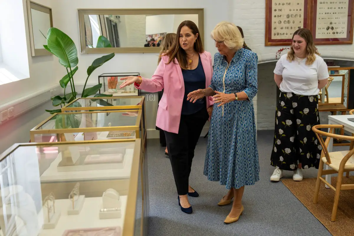 La regina Camilla visita lo studio di design di Monica Vinader il 24 luglio 2023 a Wells-Next-The-Sea, Regno Unito (Carl Court/Getty Images)