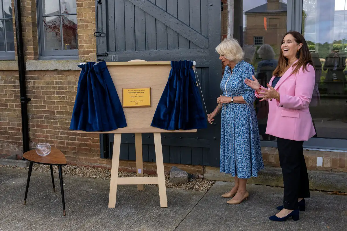 La regina Camilla visita lo studio di design di Monica Vinader il 24 luglio 2023 a Wells-Next-The-Sea, Regno Unito (Carl Court/Getty Images)