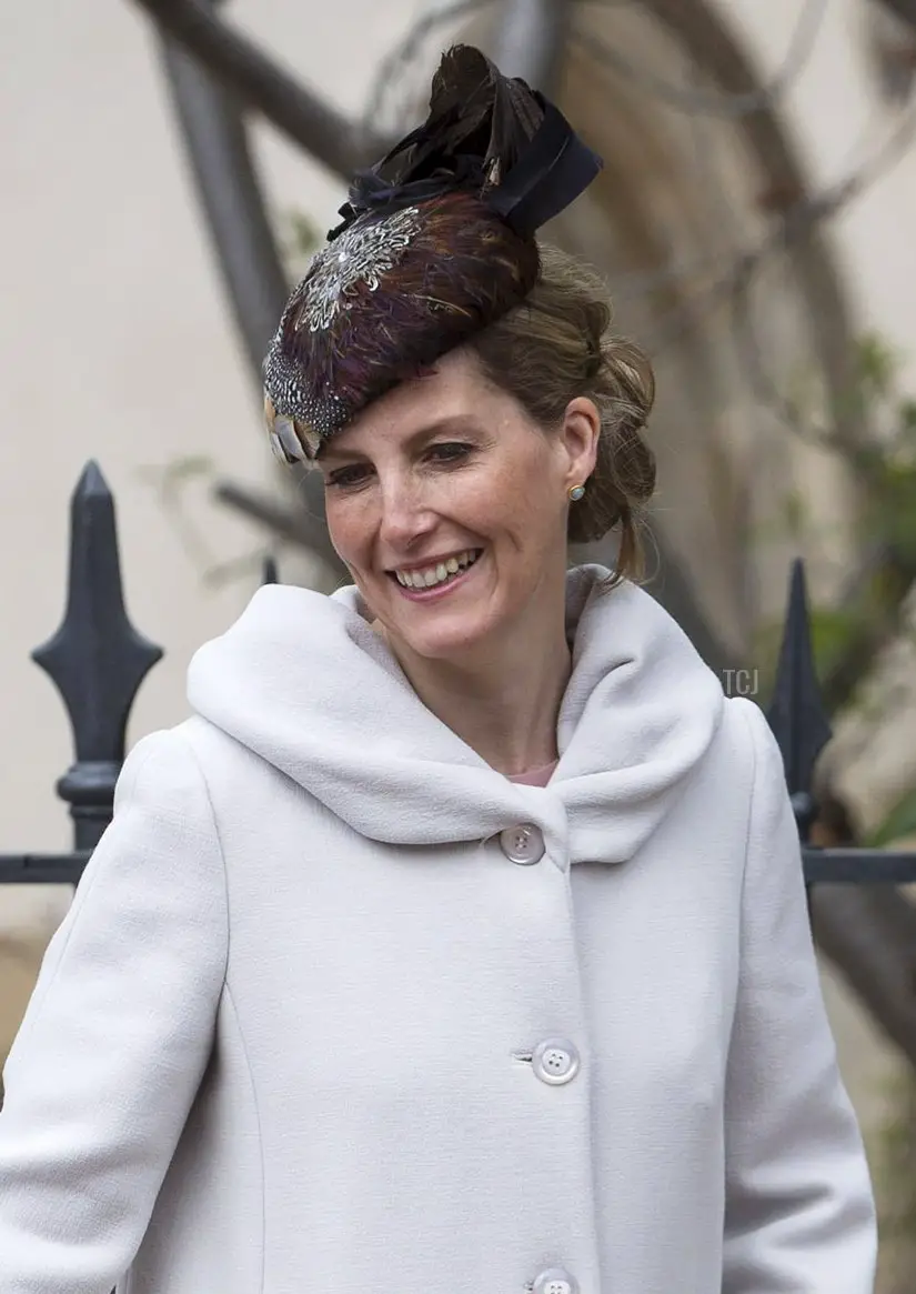 La Contessa di Wessex lascia il servizio di Pasqua presso la Cappella di St George a Windsor Castle il 5 aprile 2015 a Windsor, Inghilterra (Neil Hall - WPA Pool / Getty Images)