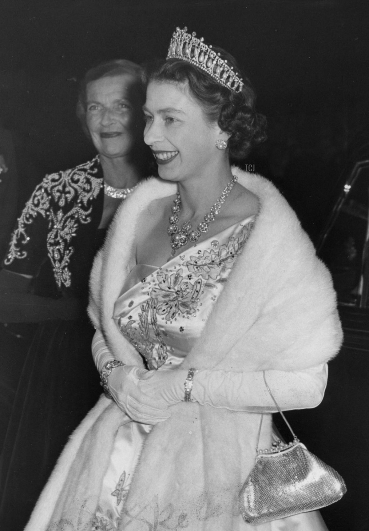 La Regina Elisabetta II, accompagnata da Lady Mountbatten, partecipa alla prima del film Dunkirk a Leicester Square, marzo 1958 (PA Images/Alamy)