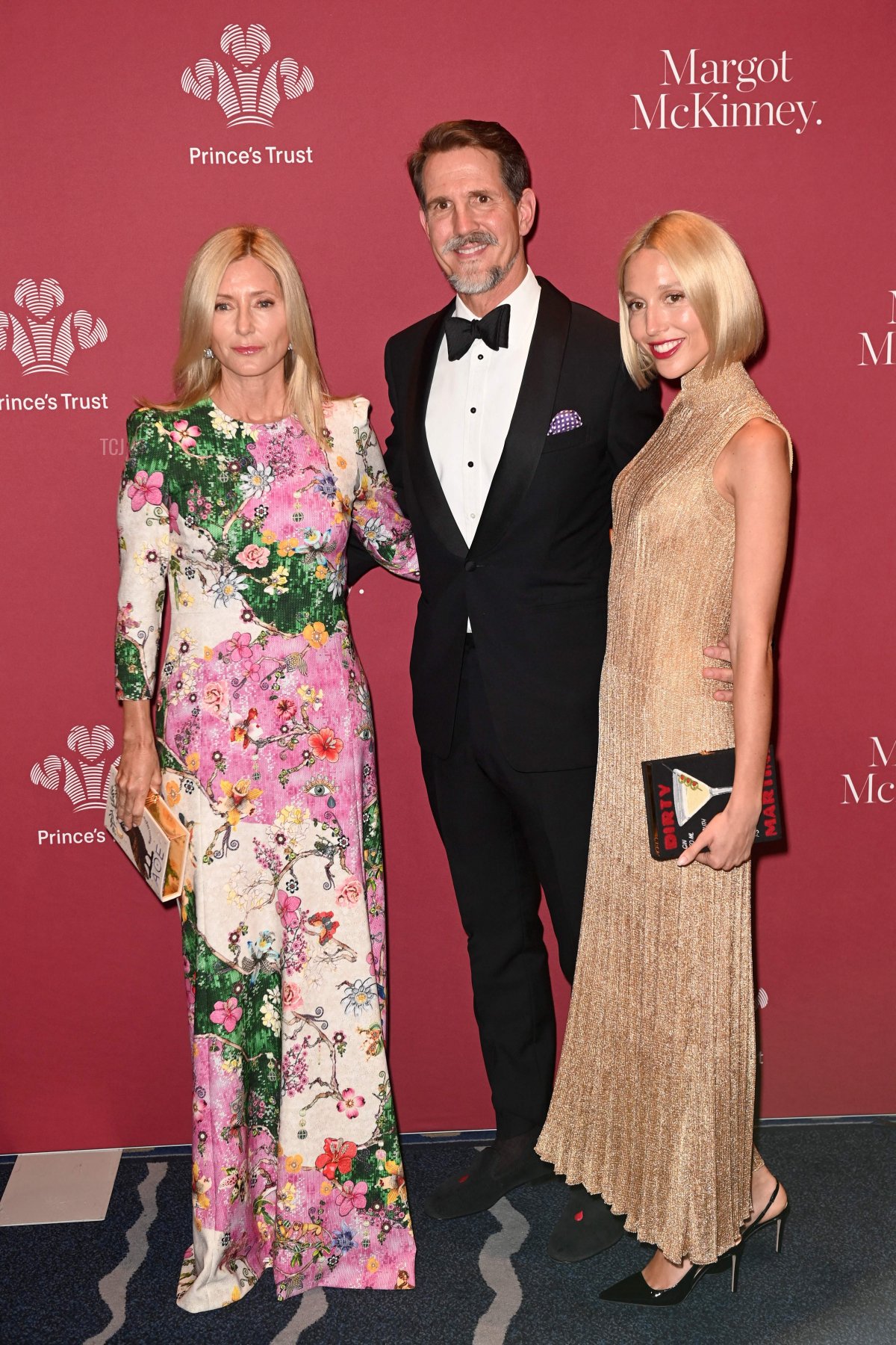 Il Principe di Gallia Pavlos, la Principessa di Gallia Marie-Chantal, e la Principessa Maria-Olympia arrivano alla Gala del Prince's Trust 2023 a Cipriani South Street a Lower Manhattan, New York, il 27 Aprile 2023 (ANDREA RENAULT/AFP via Getty Images)