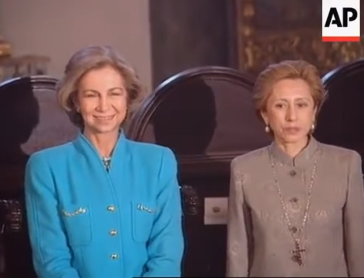 La Regina Sofia di Spagna e Chantal Miller vengono ritratte durante il battesimo della Principessa Maria-Olympia a Istanbul, 22 Dicembre 1996 (screencapture)