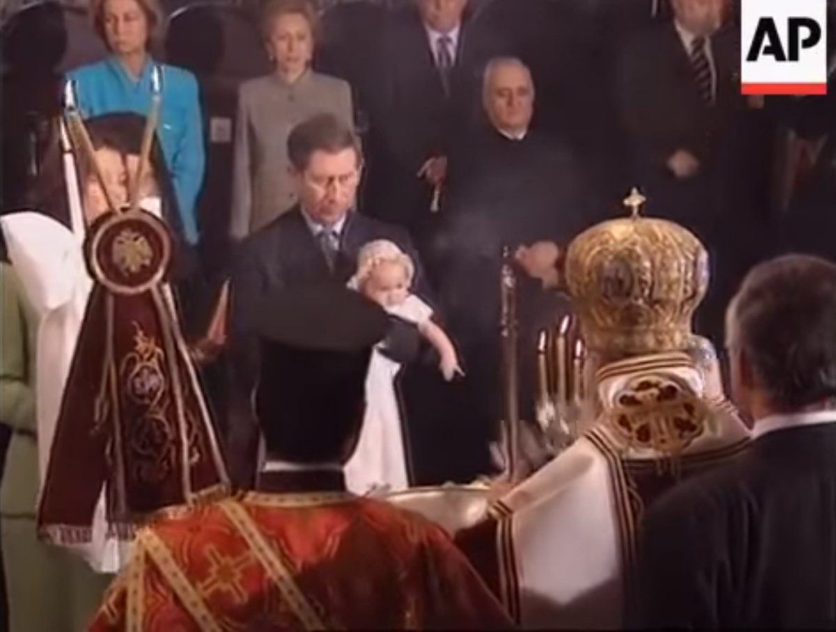 Il Principe di Gallia tiene in braccio la Principessa Maria-Olympia durante il suo battesimo a Istanbul, 22 Dicembre 1996 (screencapture)