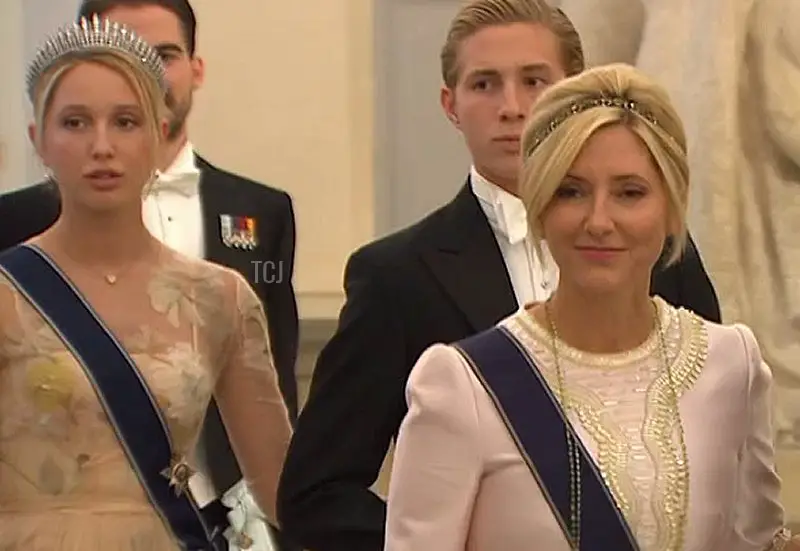 La Principessa Maria-Olympia, il Principe Costantino-Alexios e la Principessa di Gallia Marie-Chantal partecipano a una cena di gala di compleanno a Copenaghen per il Principe di Gallia Frederik di Danimarca, Maggio 2018 (screencapture)