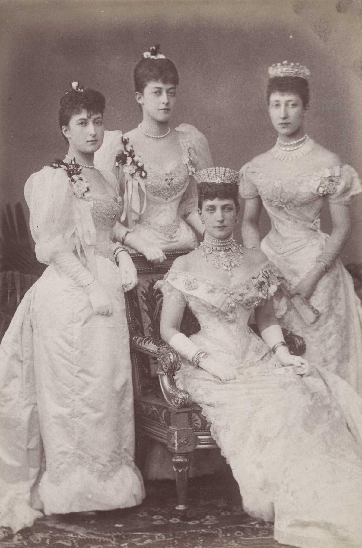 La Principessa del Galles e le sue figlie, la Principessa Maud, la Principessa Victoria e la Principessa Louise, partecipano al matrimonio del Duca di York e della Principessa May di Teck, Luglio 1893 (Royal Collection Trust)