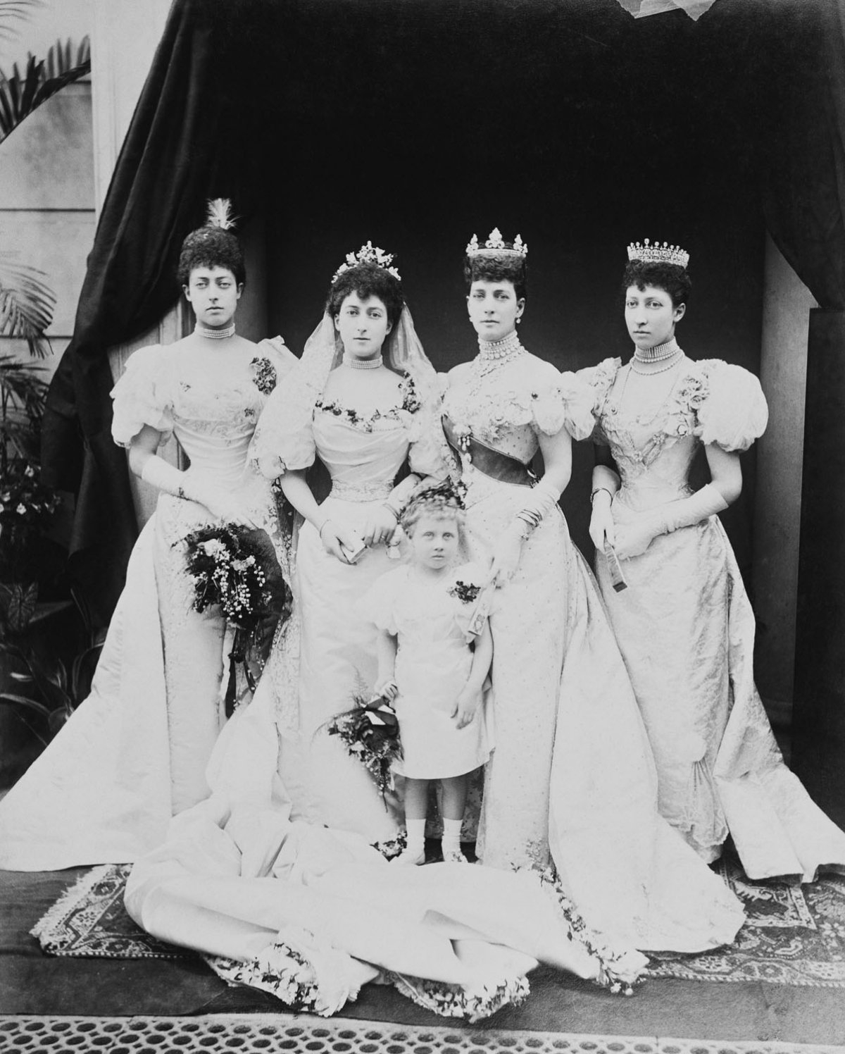 La Principessa Victoria, la Principessa del Galles, la Principessa Louise e Lady Alexandra Duff sono ritratte con la Principessa Maud del Galles nel giorno del suo matrimonio, Luglio 1896 (Royal Collection Trust)