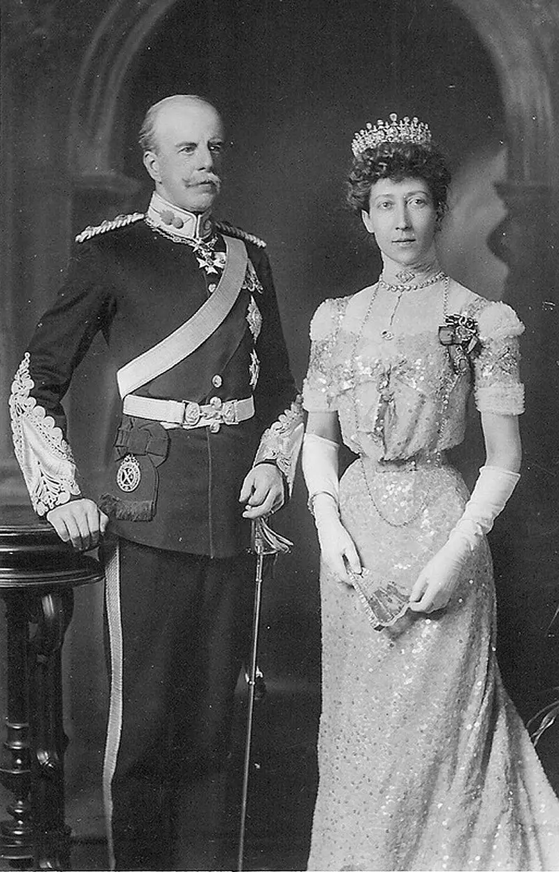 Il Duca di Fife e la Principessa Louise sono ritratti insieme in un ritratto formale, ca. 1911 (Grand Ladies Site)