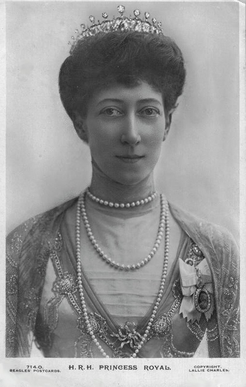 La Principessa Louise, Duchessa di Fife è ritratta mentre indossa il Tiara Fife, ca. 1914 (Grand Ladies Site)