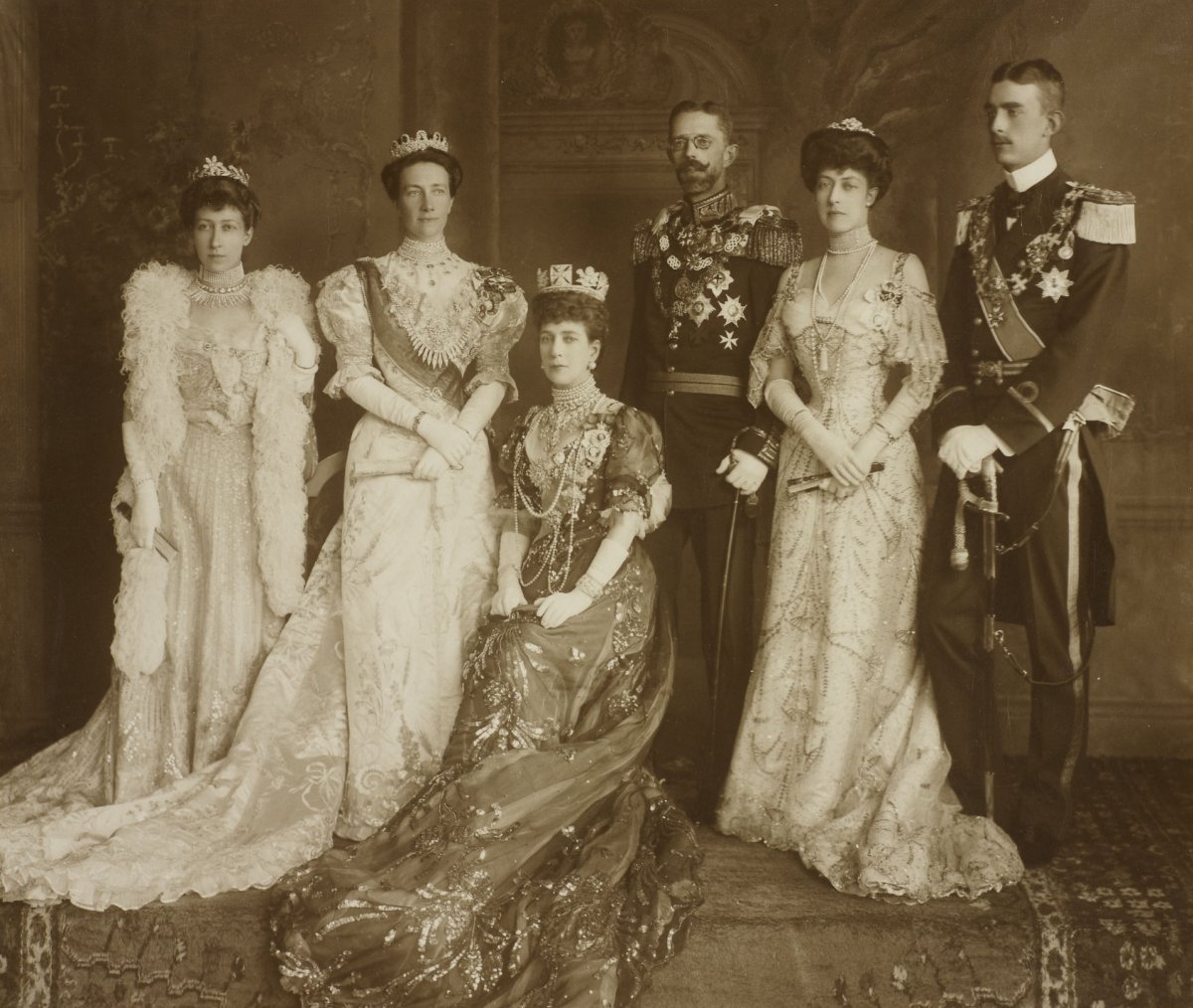 La Principessa Louise, la Principessa Vittoria di Svezia, Regina Alessandra, il Principe Gustaf di Svezia, la Principessa Victoria e il Principe Wilhelm di Svezia partecipano al matrimonio della Principessa Margaret di Connaught e del Principe Gustaf Adolf di Svezia, Giugno 1905 (Royal Collection Trust)