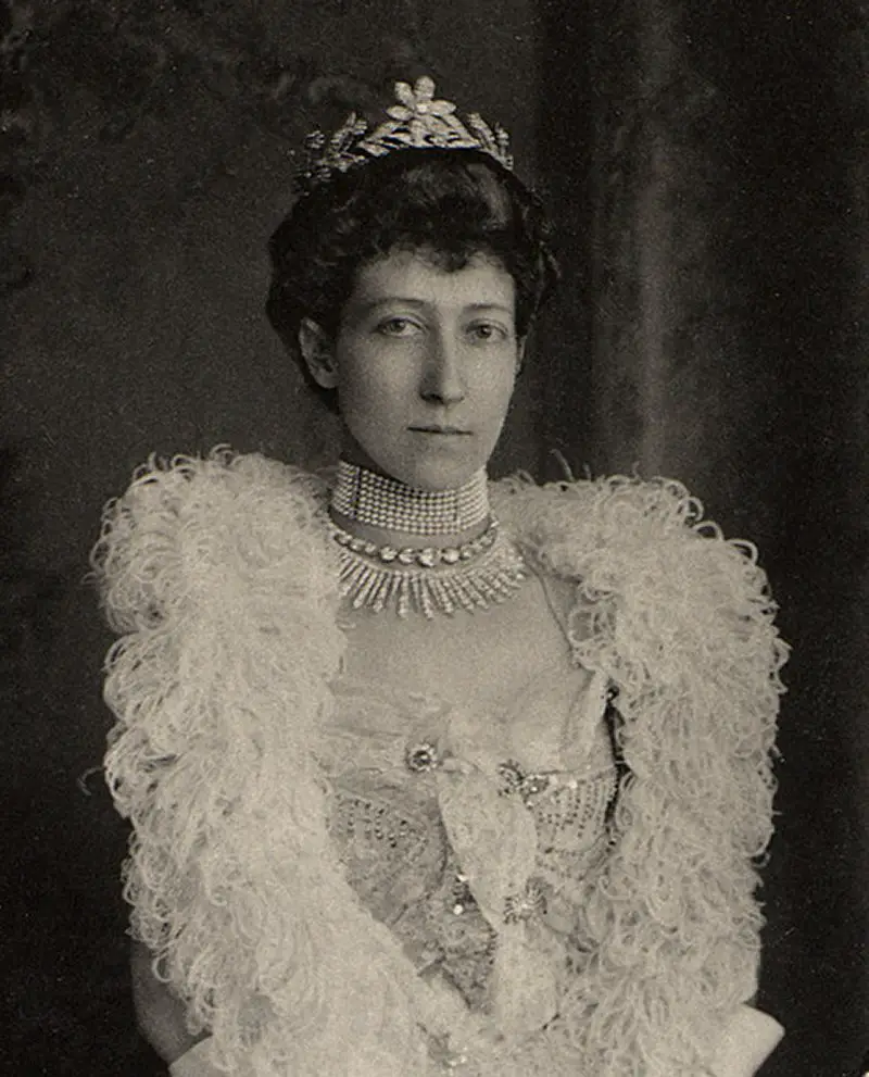 La Principessa Louise, Duchessa di Fife partecipa al matrimonio della Principessa Margaret di Connaught e del Principe Gustaf Adolf di Svezia, Giugno 1905 (Royal Collection Trust)