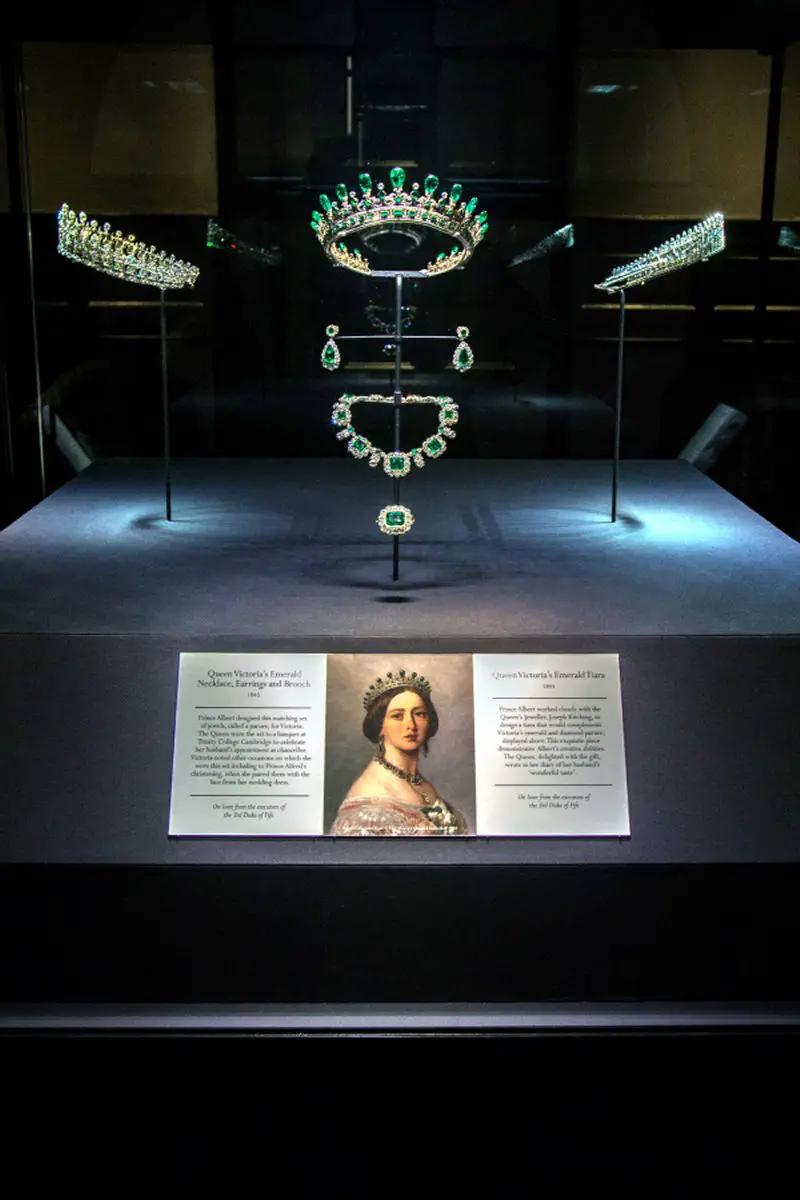 Il Tiara Fife, la Tiara di smeraldo e diamante di Regina Vittoria e la Tiara a frange di Fife sono esposti a Kensington Palace, 2018 (Historic Royal Palaces)