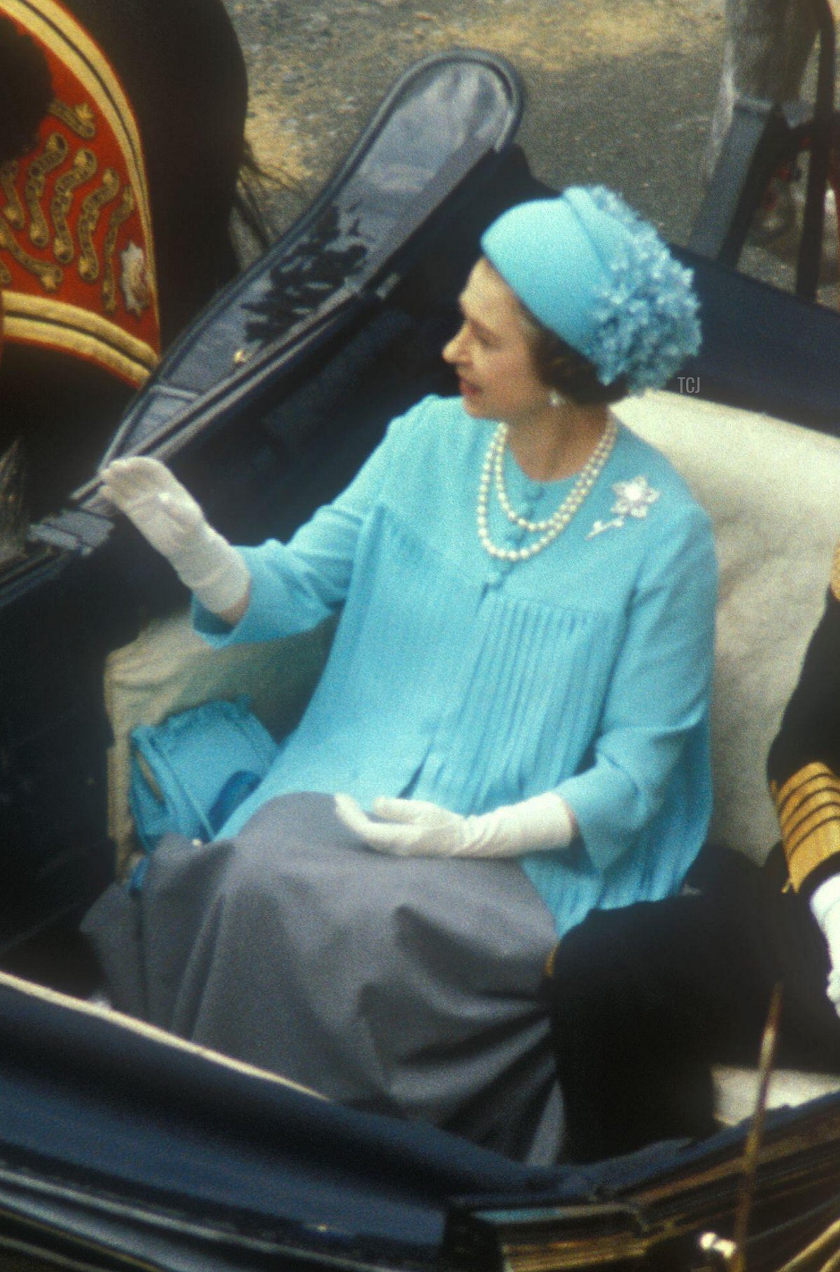 La Regina Elisabetta II lascia Buckingham Palace in carrozza per recarsi alla Cattedrale di St. Paul per il matrimonio del Principe di Galles e di Lady Diana Spencer, 29 luglio 1981 (Goddard Archive Portraits/Alamy)