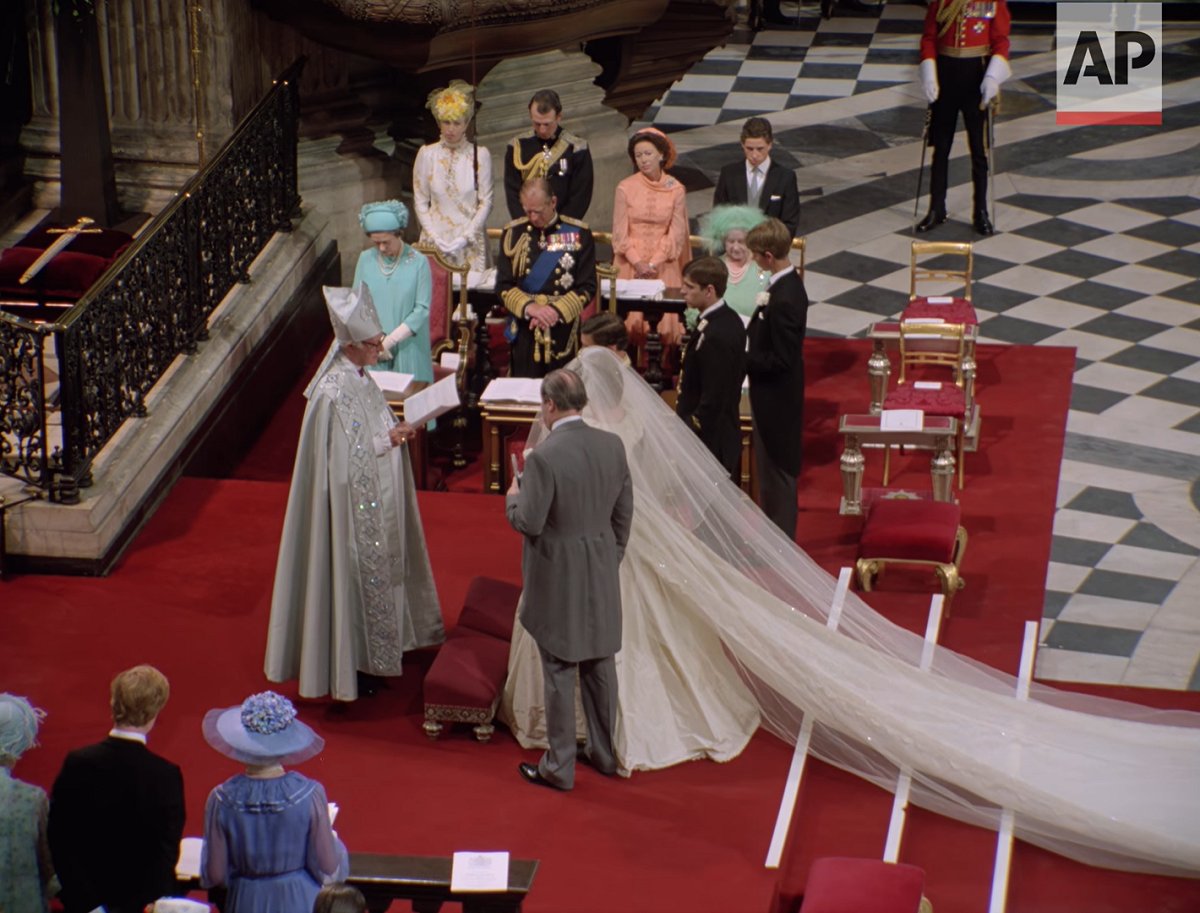 L'Arcivescovo di Canterbury presiede il matrimonio del Principe di Galles e di Lady Diana Spencer nella Cattedrale di St. Paul a Londra, 29 luglio 1981 (screencapture)