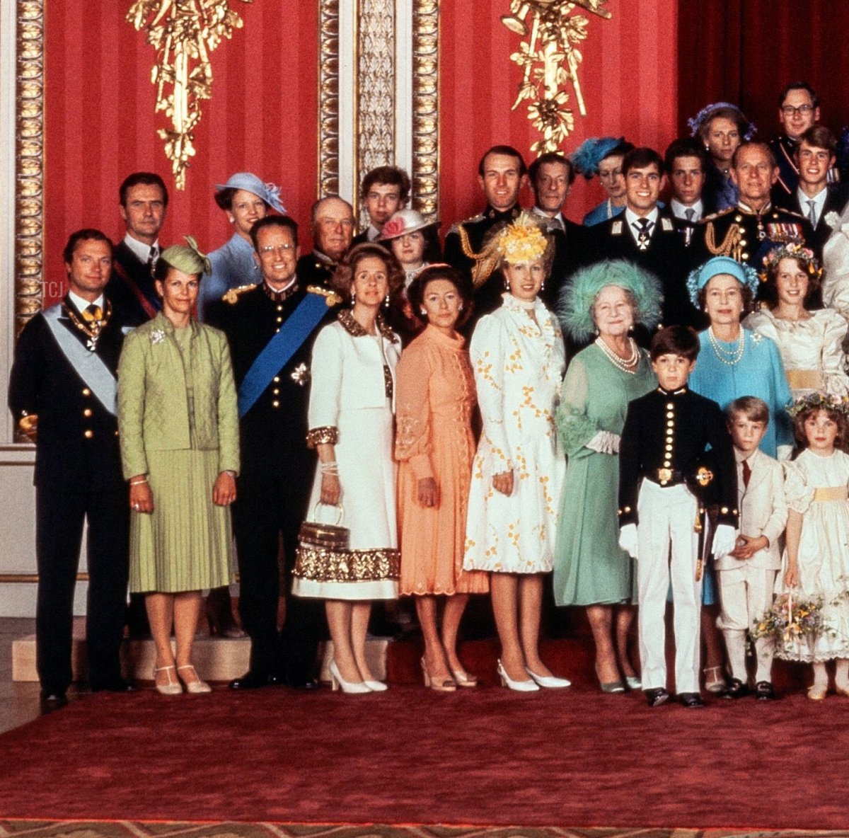 I membri della famiglia reale posano per una fotografia ufficiale a Buckingham Palace dopo il matrimonio del Principe di Galles e di Lady Diana Spencer, 29 luglio 1981 (AFP tramite Getty Images)