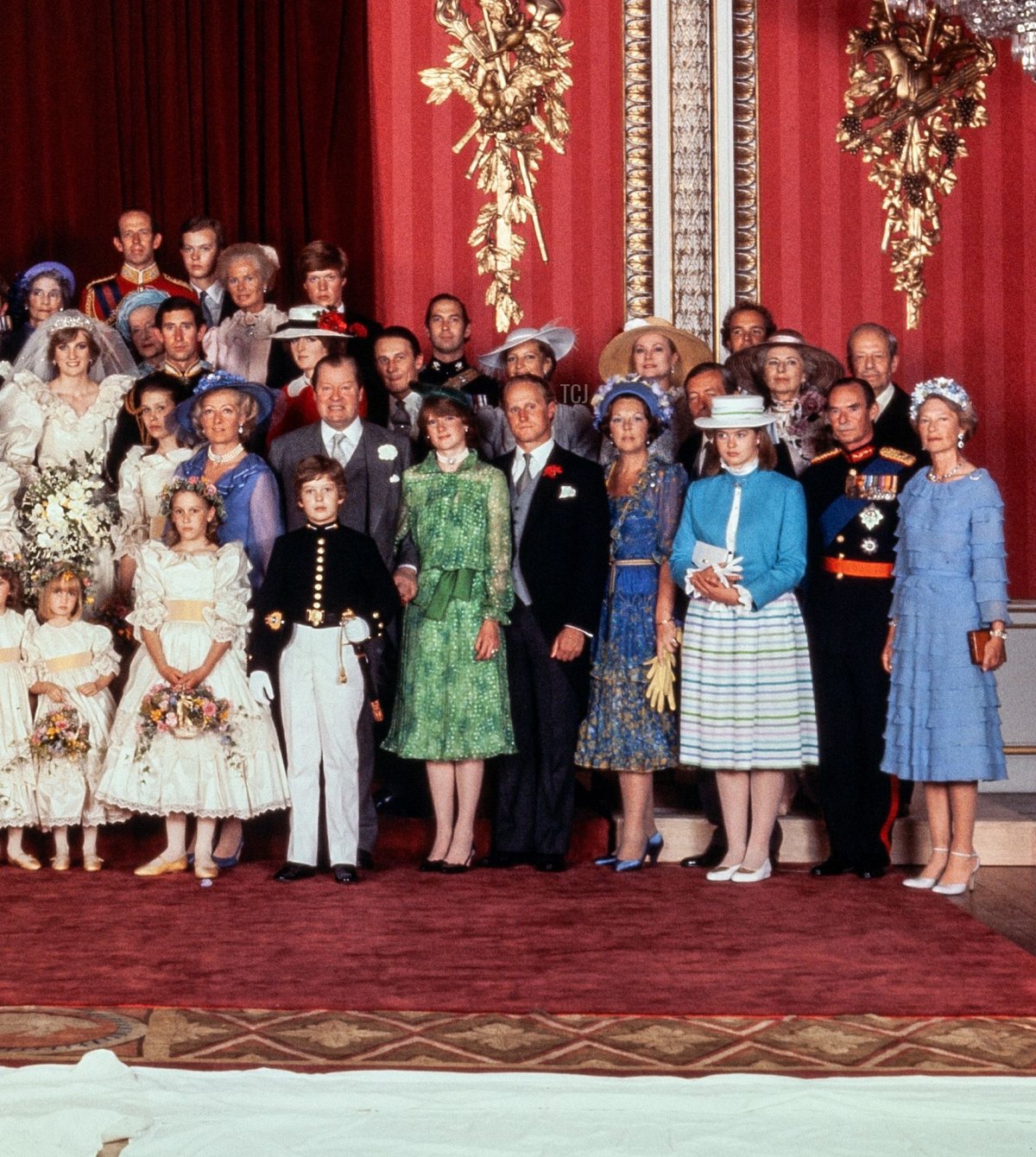 I membri della famiglia reale posano per una fotografia ufficiale a Buckingham Palace dopo il matrimonio del Principe di Galles e di Lady Diana Spencer, 29 luglio 1981 (AFP tramite Getty Images)