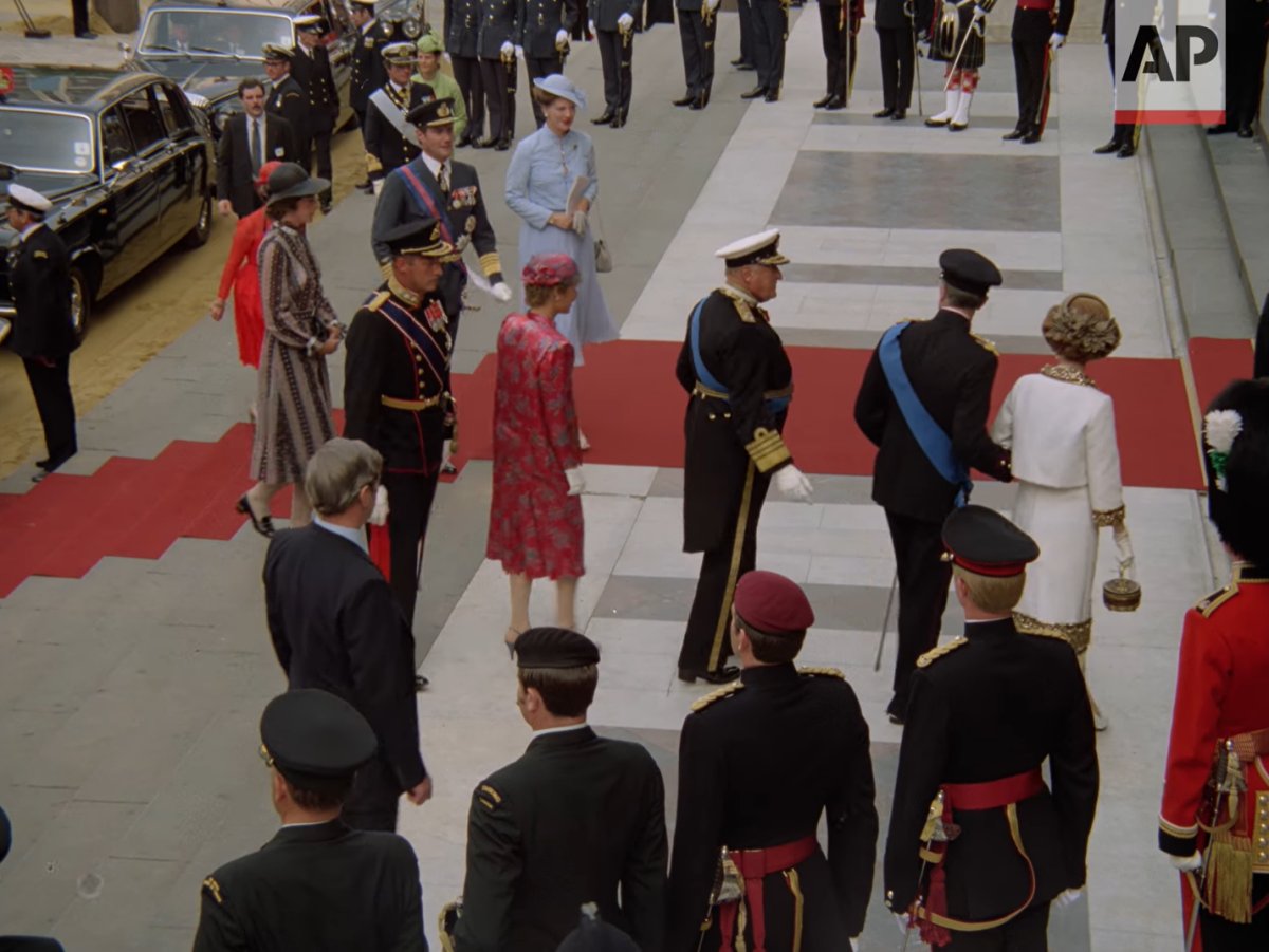 Ospiti reali stranieri arrivano alla Cattedrale di St. Paul a Londra per il matrimonio del Principe di Galles e di Lady Diana Spencer, 29 luglio 1981 (screencapture)