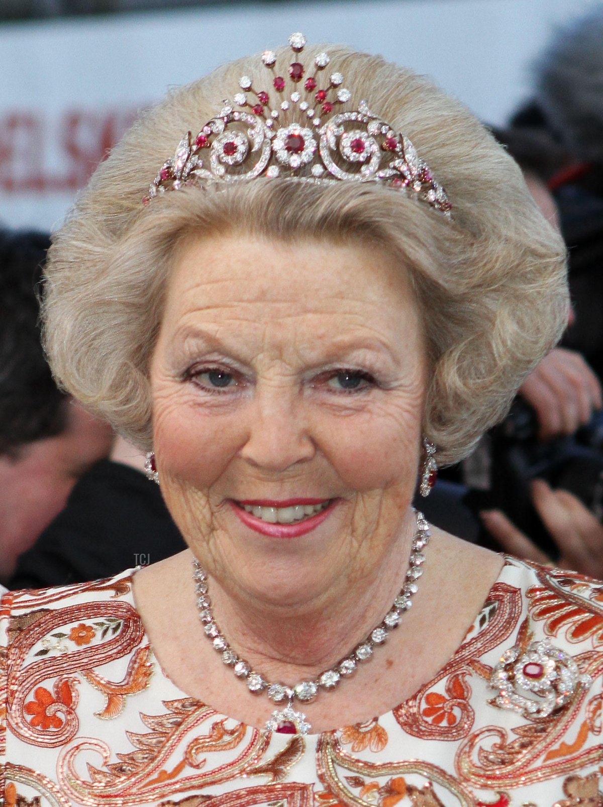 La Regina Beatrix dei Paesi Bassi partecipa a una celebrazione di gala per il 70° compleanno della Regina Margrethe II di Danimarca, 16 aprile 2010 (Albert Nieboer/DPA Picture Alliance Archive/Alamy)