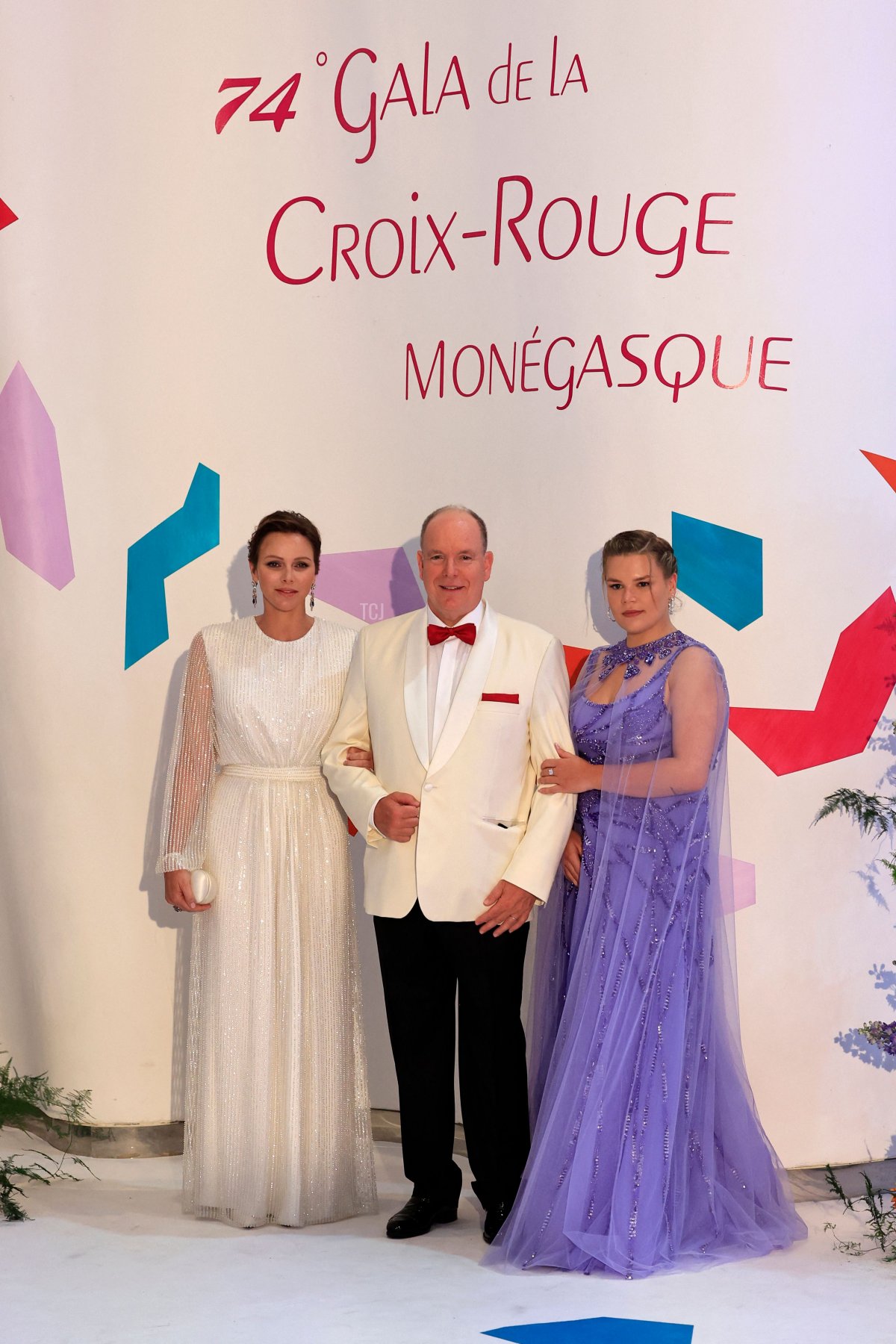 Il Principe Alberto II e la Principessa Charlene di Monaco, con Camille Gottlieb, partecipano al Ballo della Croce Rossa il 29 luglio 2023 (VALERY HACHE/AFP tramite Getty Images)