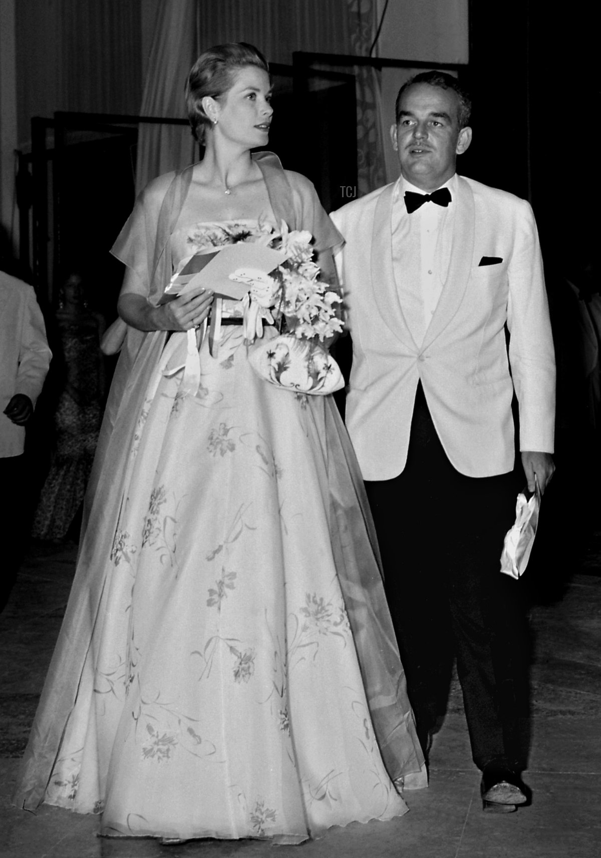 Il Principe Rainiero III e la Principessa Grace di Monaco partecipano al Ballo della Croce Rossa il 19 luglio 1958 (AFP tramite Getty Images)