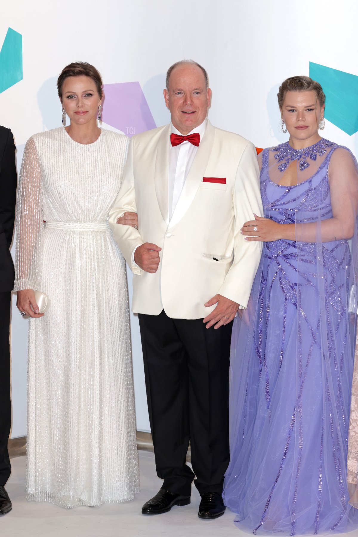 Il Principe Alberto II e la Principessa Charlene di Monaco, con Camille Gottlieb, partecipano al Ballo della Croce Rossa il 29 luglio 2023 (Pascal Le Segretain/Getty Images)