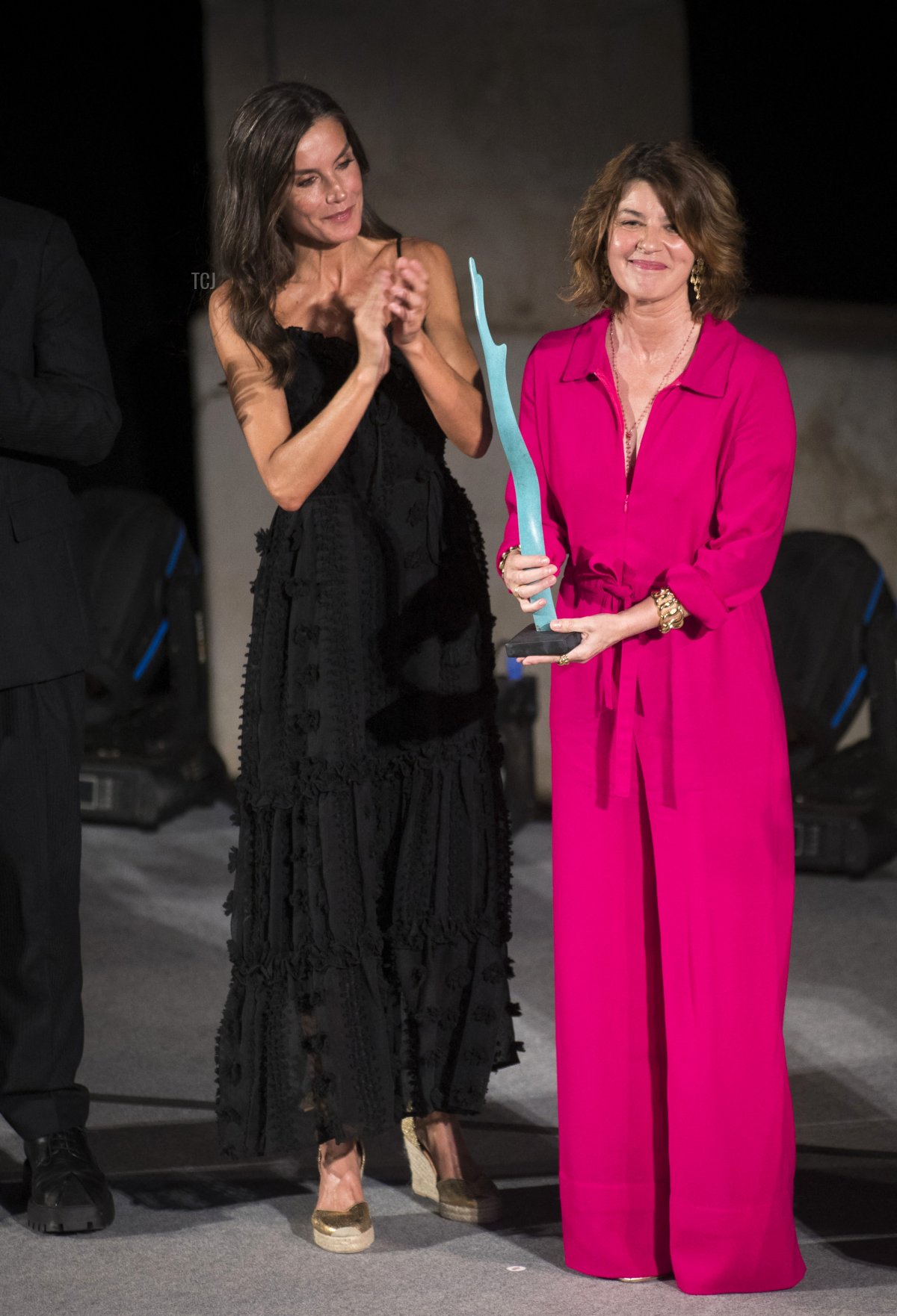 La Regina Letizia di Spagna presenta il Master of Cinema Award all'attrice Irene Jacob durante la cerimonia di chiusura del 13° Atlantida Mallorca Film Fest a Palma di Maiorca il 30 luglio 2023 (JAIME REINA/AFP via Getty Images)