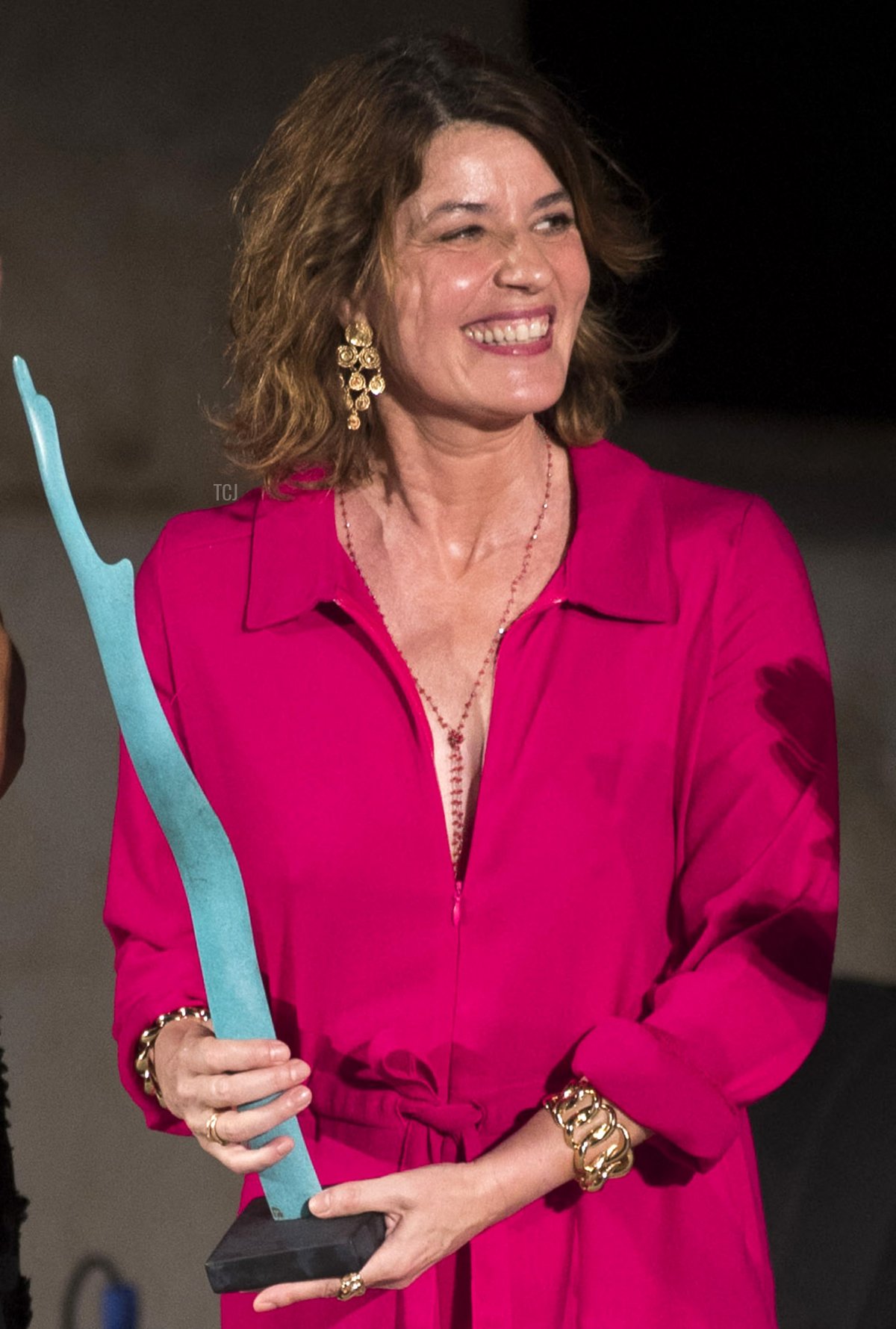 L'attrice Irene Jacob riceve il Master of Cinema Award durante la cerimonia di chiusura del 13° Atlantida Mallorca Film Fest a Palma di Maiorca il 30 luglio 2023 (JAIME REINA/AFP via Getty Images)