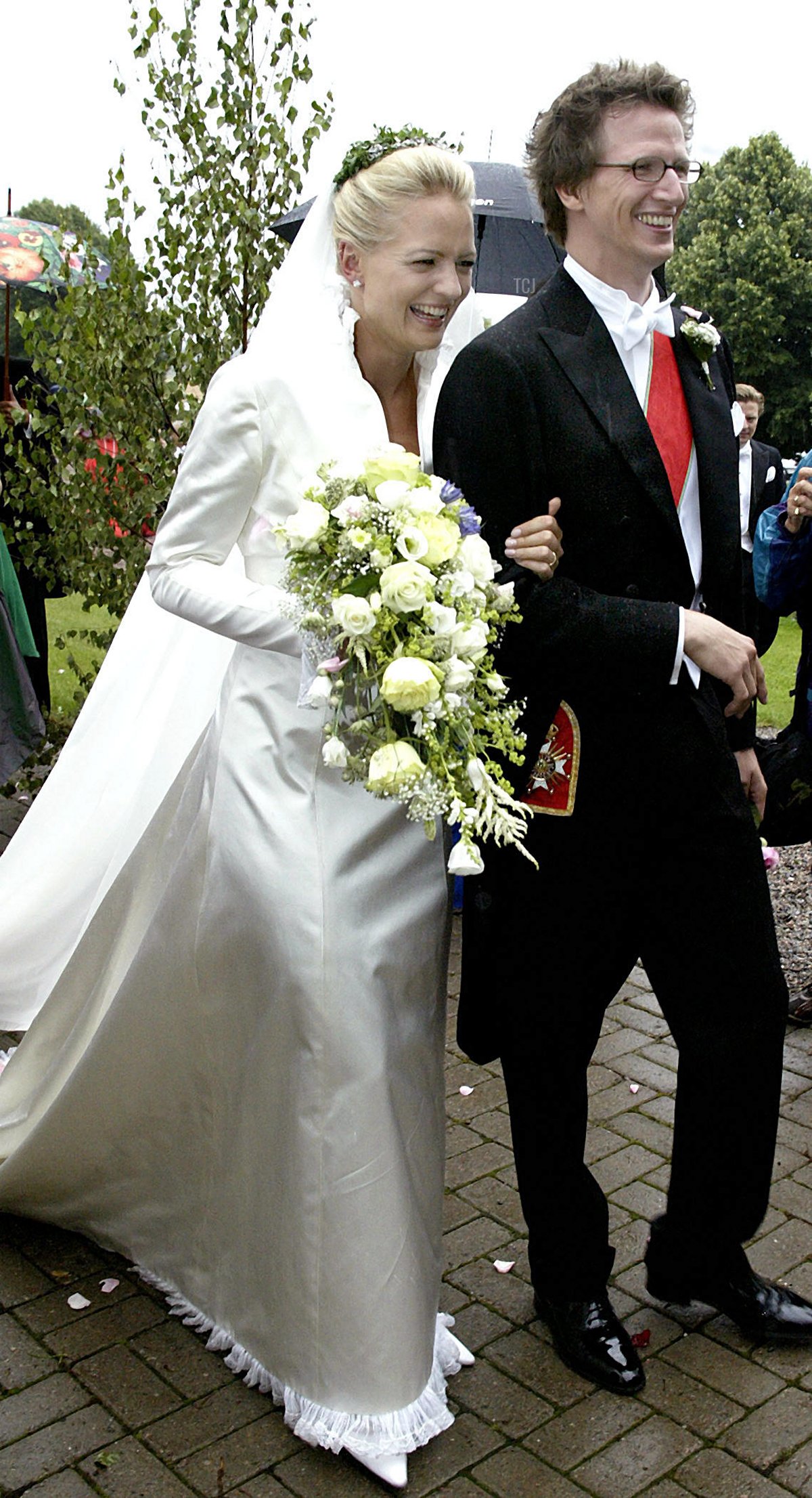 Il Principe Manuel di Baviera e la Principessa Anna di Sayn-Wittgenstein-Berleburg nel giorno delle loro nozze a Stigtomta, Svezia, 6 agosto 2005 (Albert Nieboer/DPA Picture Alliance Archive/Alamy)