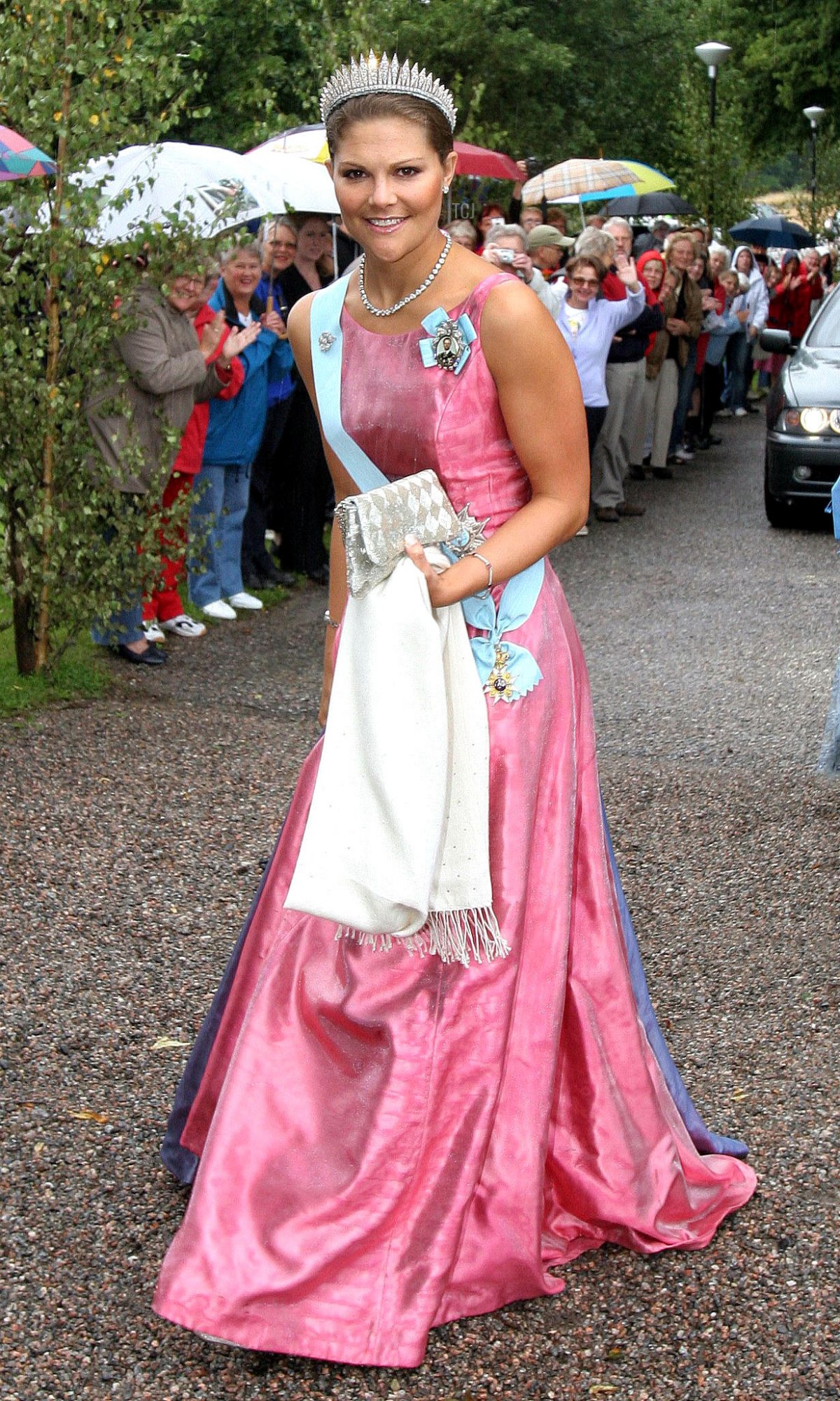 La Principessa Ereditaria Victoria di Svezia partecipa al matrimonio del Principe Manuel di Baviera e della Principessa Anna di Sayn-Wittgenstein-Berleburg a Stigtomta, Svezia, 6 agosto 2005 (Albert Nieboer/DPA Picture Alliance Archive/Alamy)