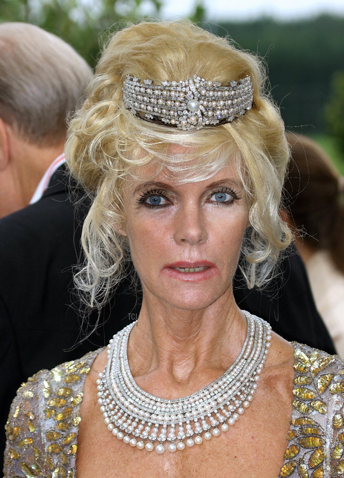 La Contessa Gunilla von Bismarck partecipa al matrimonio del Principe Manuel di Baviera e della Principessa Anna di Sayn-Wittgenstein-Berleburg a Stigtomta, Svezia, 6 agosto 2005 (Albert Nieboer/DPA Picture Alliance Archive/Alamy)