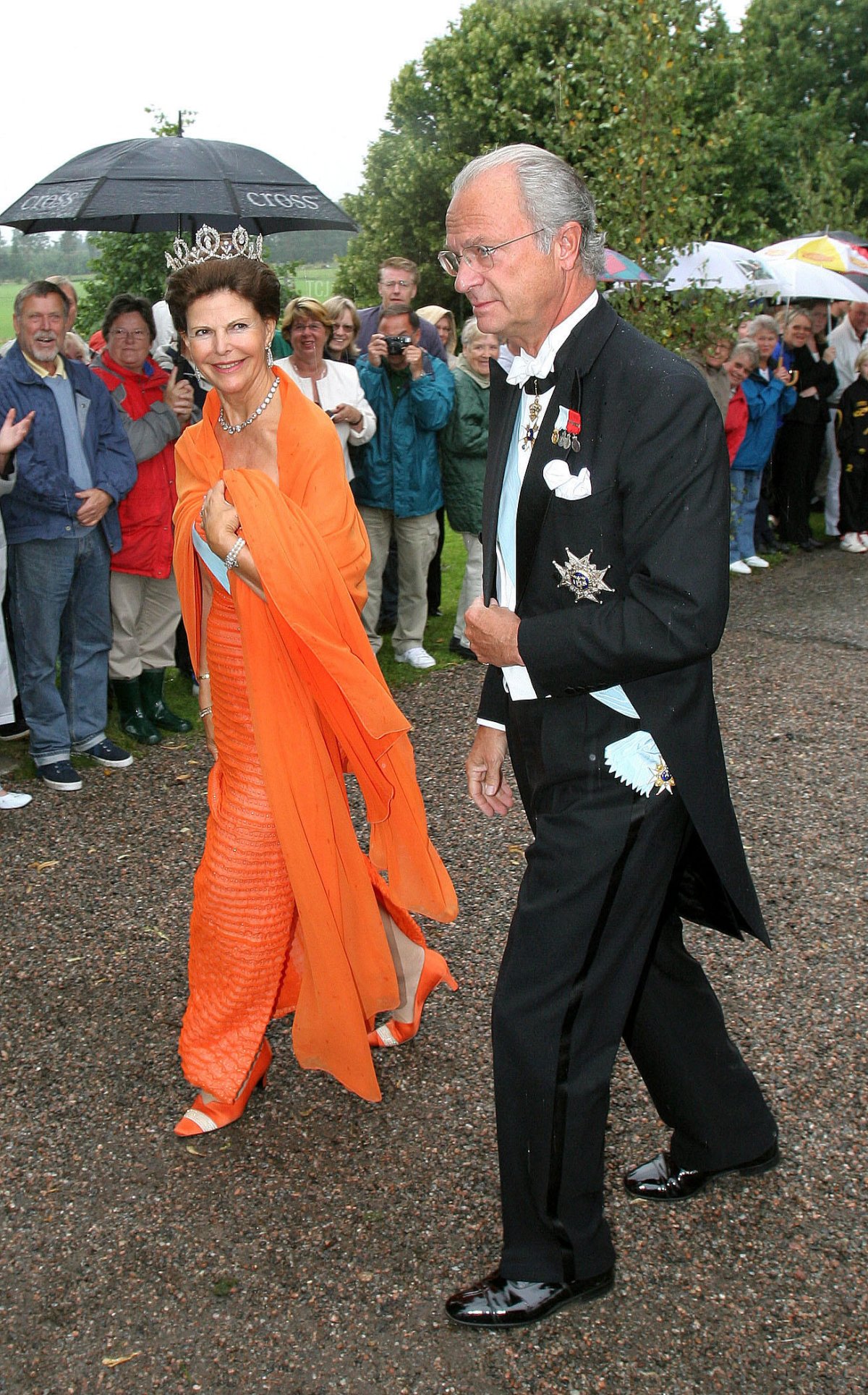 Il Re Carl XVI Gustaf e la Regina Silvia di Svezia partecipano al matrimonio del Principe Manuel di Baviera e della Principessa Anna di Sayn-Wittgenstein-Berleburg a Stigtomta, Svezia, 6 agosto 2005 (Albert Nieboer/DPA Picture Alliance Archive/Alamy)