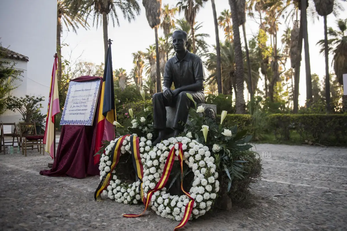 Un memorial per il defunto Re Baudouin è visibile durante un evento commemorativo il 31 luglio 2023 a Motril, Spagna, in occasione del 30° anniversario della morte di Baudouin (Carlos Gil/Getty Images)