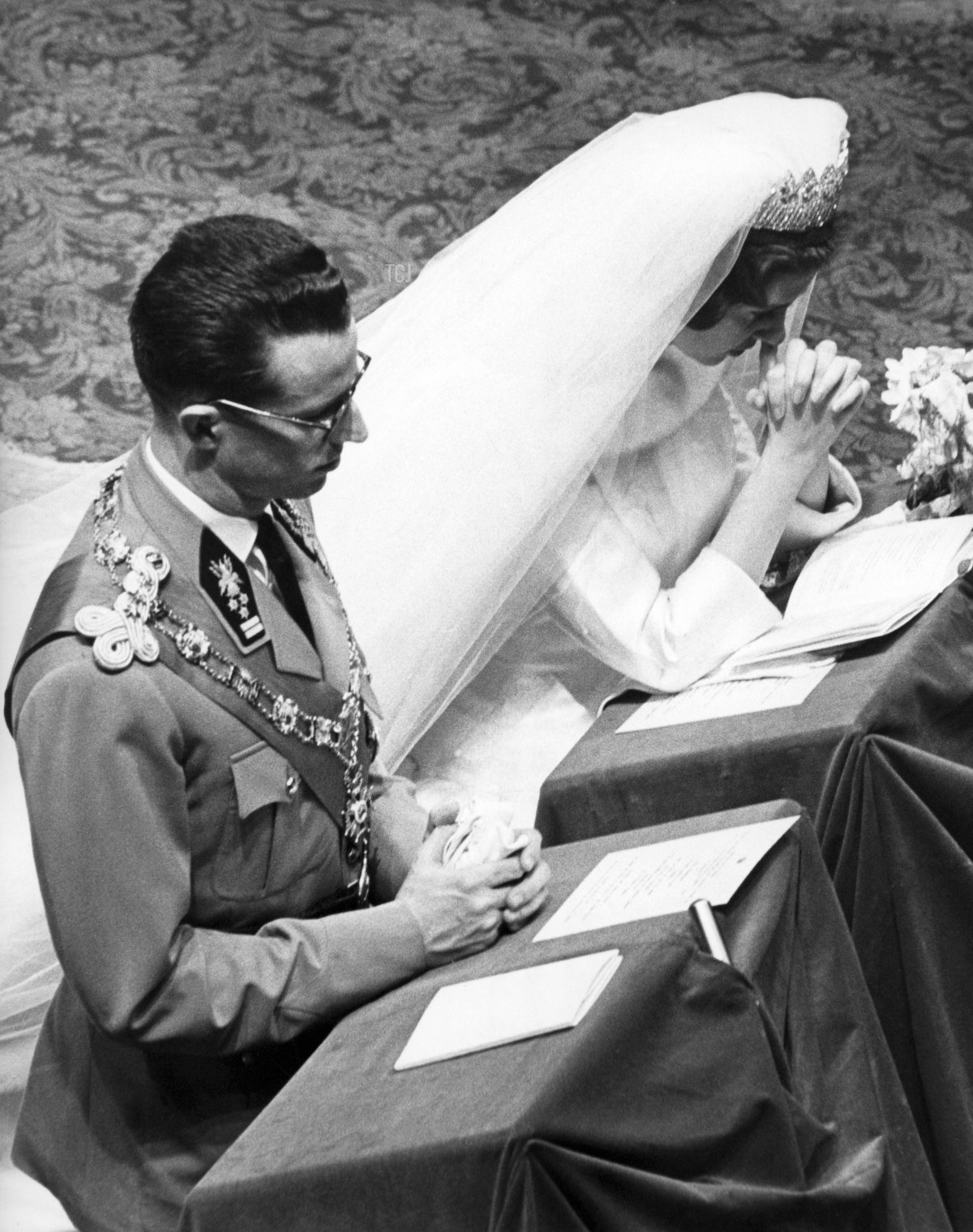 Il Re Baudouin e la Regina Fabiola del Belgio pregano durante la loro cerimonia nuziale a Bruxelles il 15 dicembre 1960 (AFP tramite Getty Images)