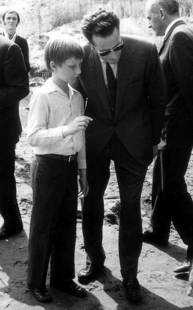 Il Re Baudouin del Belgio è ritratto con suo nipote, il Principe Filippo, mentre visitano uno scavo archeologico all'Abbazia di Ten Duinen l'8 luglio 1971 (AFP tramite Getty Images)