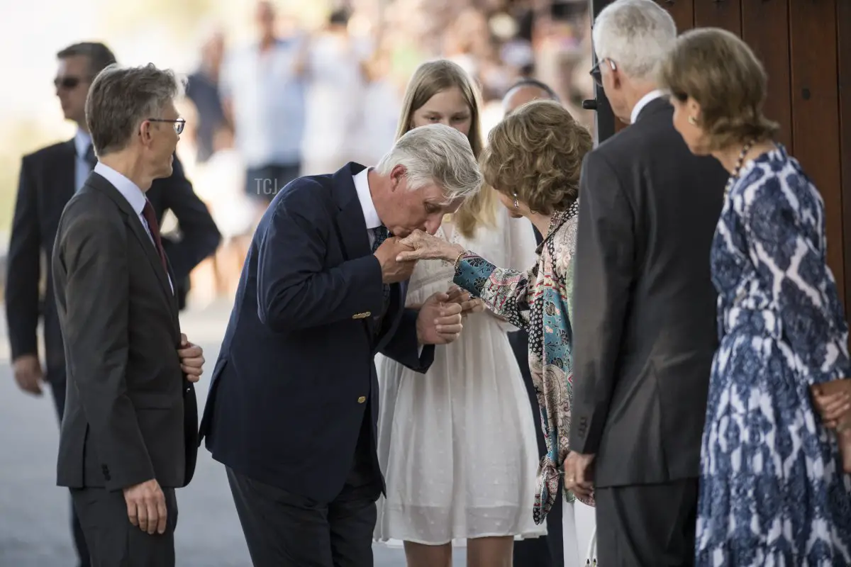 Il Re Filippo dei Belgi, la Regina Sofia di Spagna, la Principessa Eleonore del Belgio e il Principe Nikolaus e la Principessa Margaretha di Liechtenstein partecipano a un evento commemorativo il 31 luglio 2023 a Motril, Spagna, in occasione del 30° anniversario della morte del Re Baudouin del Belgio (Carlos Gil/Getty Images)