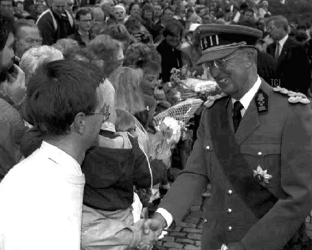 Il Re Baudouin del Belgio stringe la mano a un membro del pubblico il Giorno Nazionale, una delle sue ultime apparizioni pubbliche, il 21 luglio 1993 (EPA/AFP tramite Getty Images)