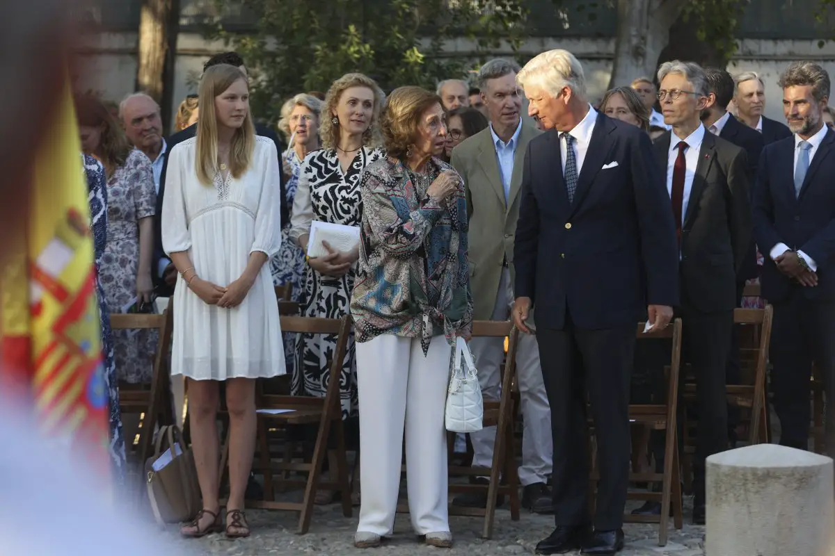 La Principessa Eleonore del Belgio, la Regina Sofia di Spagna e il Re Filippo dei Belgi, con il Principe Guglielmo e la Principessa Sibilla di Lussemburgo, partecipano a un evento commemorativo il 31 luglio 2023 a Motril, Spagna, in occasione del 30° anniversario della morte del Re Baudouin del Belgio (Palazzo Reale Belga)